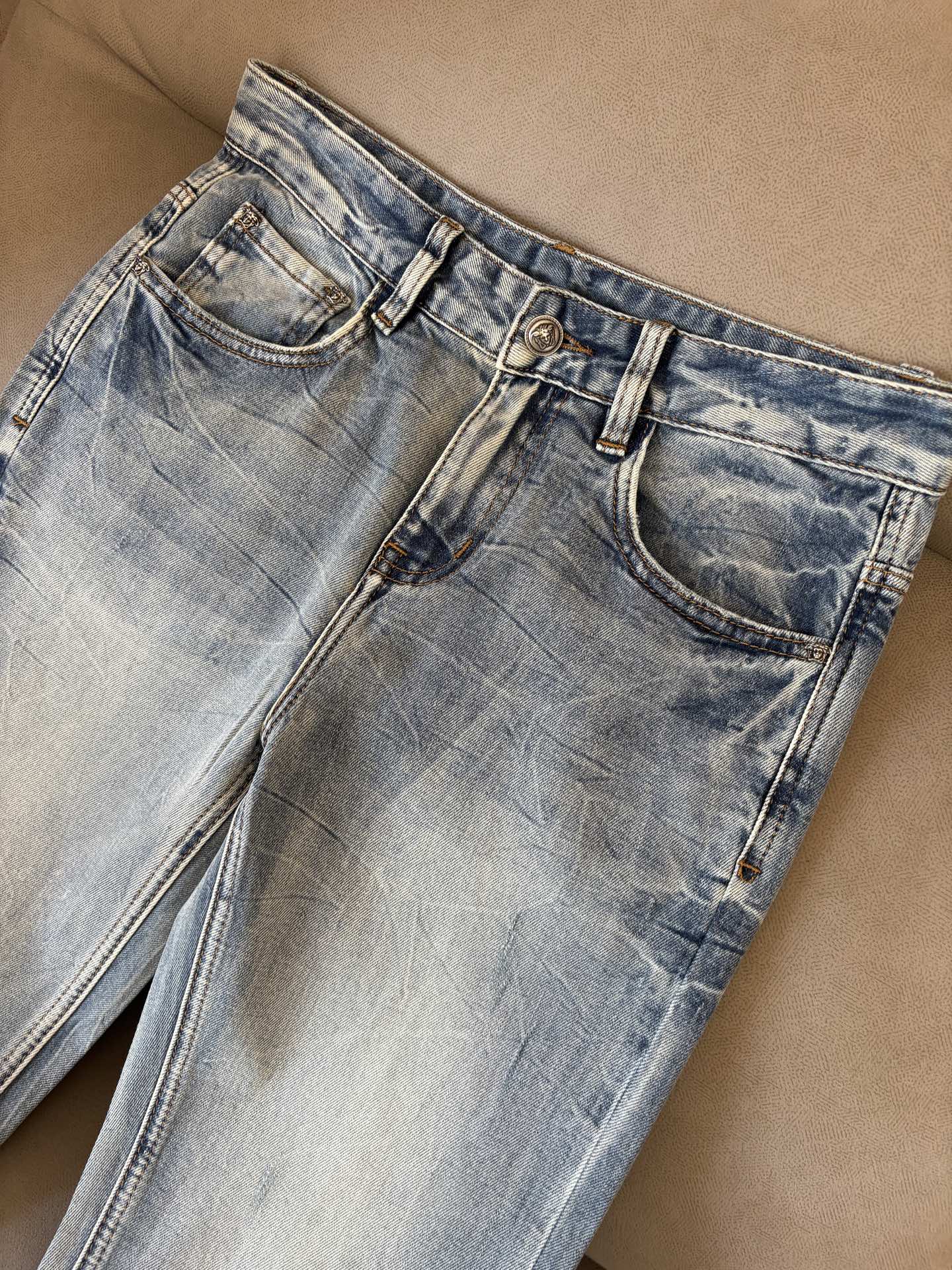 专柜🆕2026春夏设计推荐 热卖牛仔裤🆕柔软亲肤面料 奢华头层牛皮腰牌 经典蓝洗水 专柜限量款 奢华感订