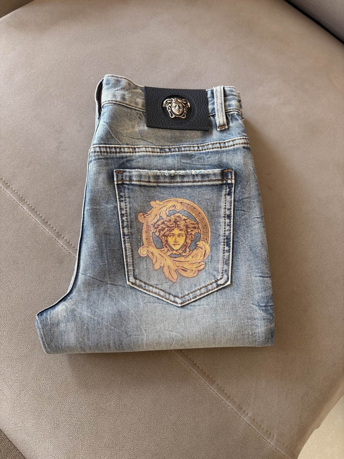 专柜🆕2026春夏设计推荐 热卖牛仔裤🆕柔软亲肤面料 奢华头层牛皮腰牌 经典蓝洗水 专柜限量款 奢华感订