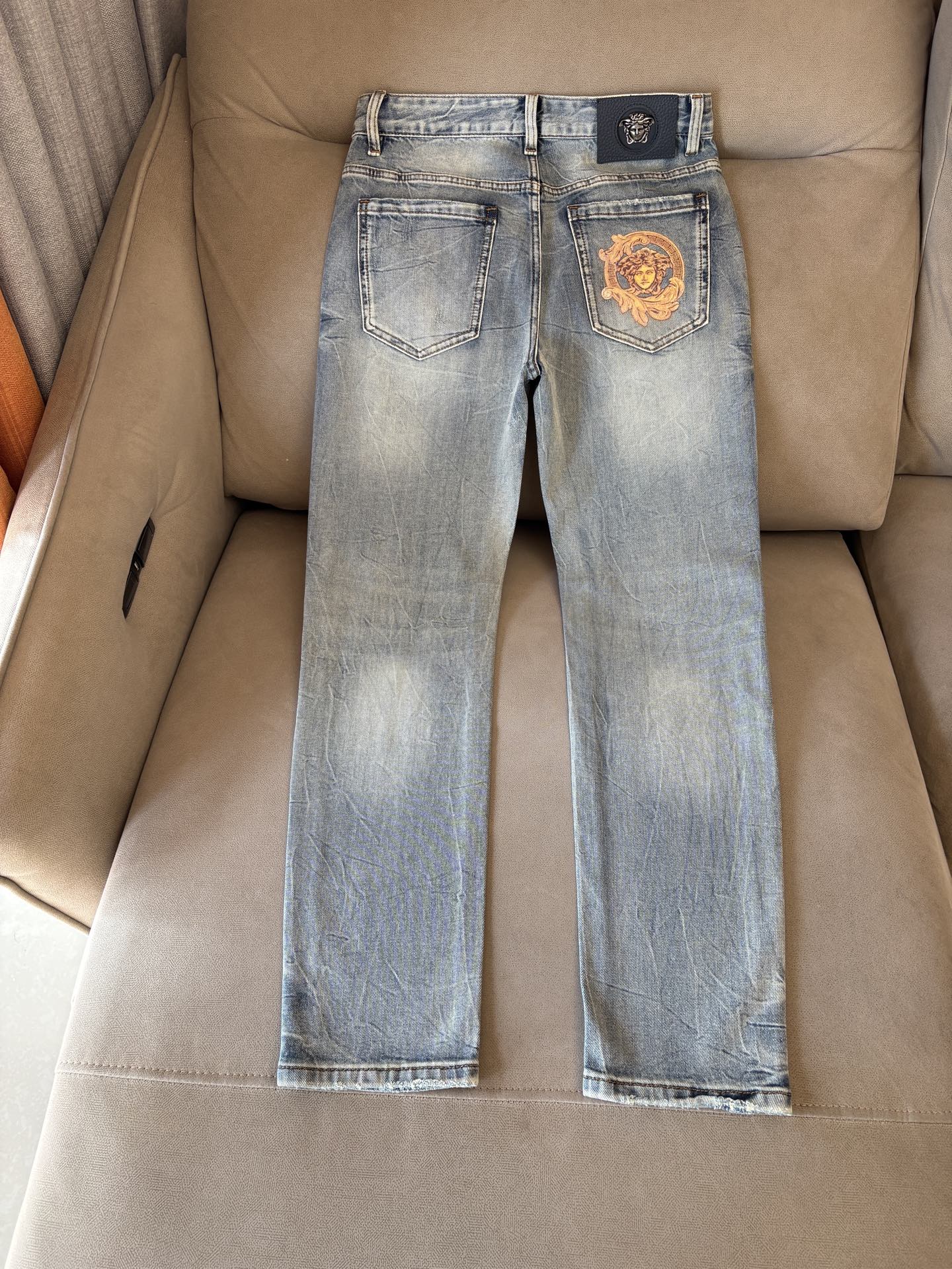 专柜🆕2026春夏设计推荐 热卖牛仔裤🆕柔软亲肤面料 奢华头层牛皮腰牌 经典蓝洗水 专柜限量款 奢华感订