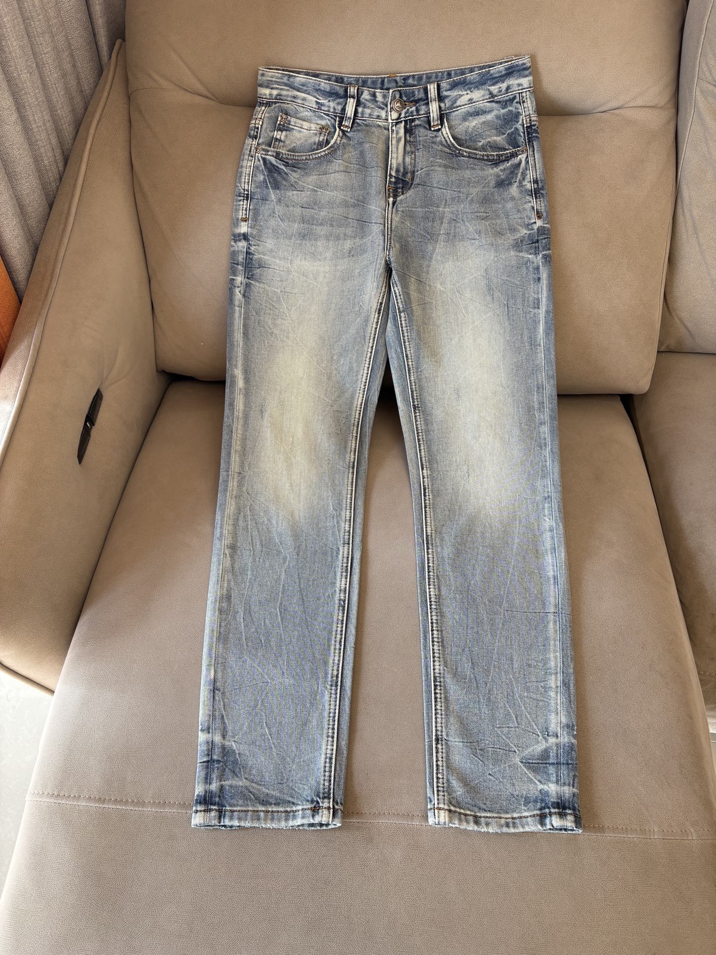 专柜🆕2026春夏设计推荐 热卖牛仔裤🆕柔软亲肤面料 奢华头层牛皮腰牌 经典蓝洗水 专柜限量款 奢华感订