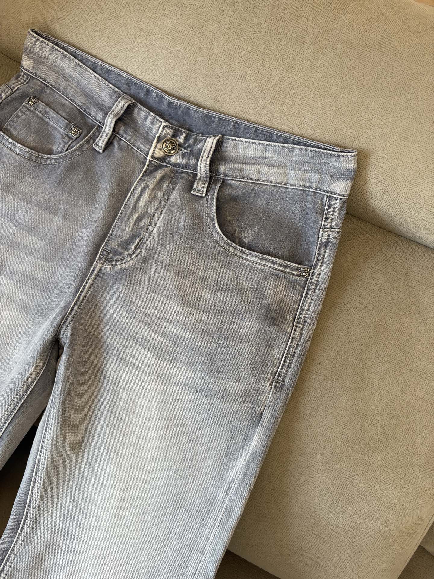 专柜🆕2026春夏设计推荐 热卖牛仔裤🆕柔软亲肤面料 奢华头层牛皮腰牌 经典蓝洗水 专柜限量款 奢华感订