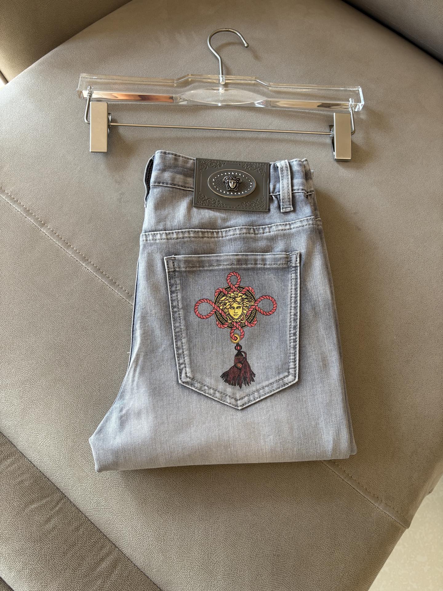 专柜🆕2026春夏设计推荐 热卖牛仔裤🆕柔软亲肤面料 奢华头层牛皮腰牌 经典蓝洗水 专柜限量款 奢华感订