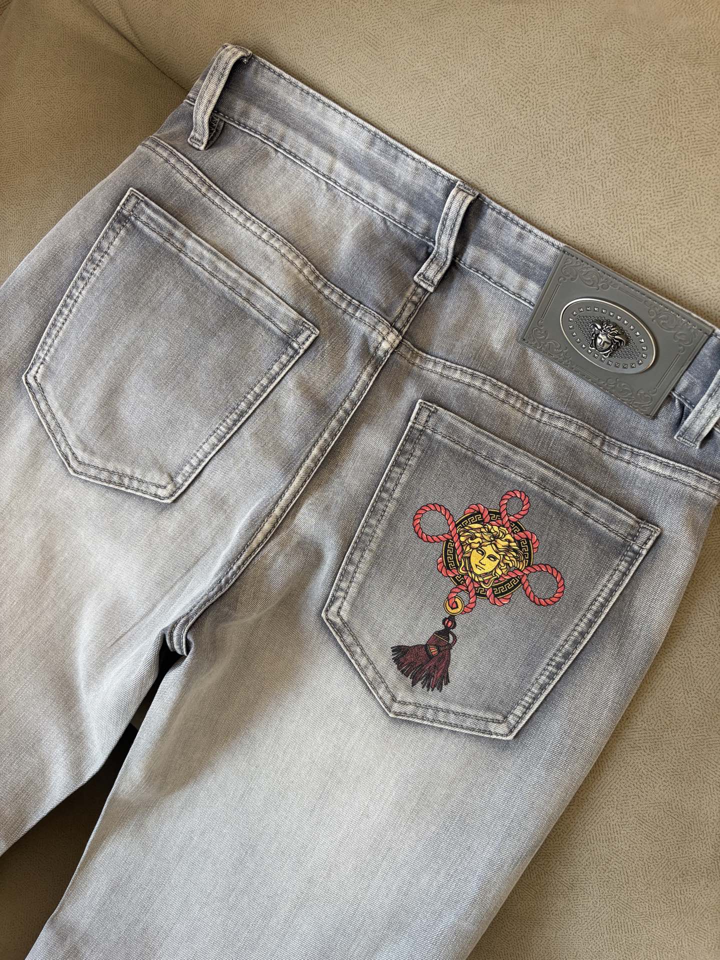 专柜🆕2026春夏设计推荐 热卖牛仔裤🆕柔软亲肤面料 奢华头层牛皮腰牌 经典蓝洗水 专柜限量款 奢华感订