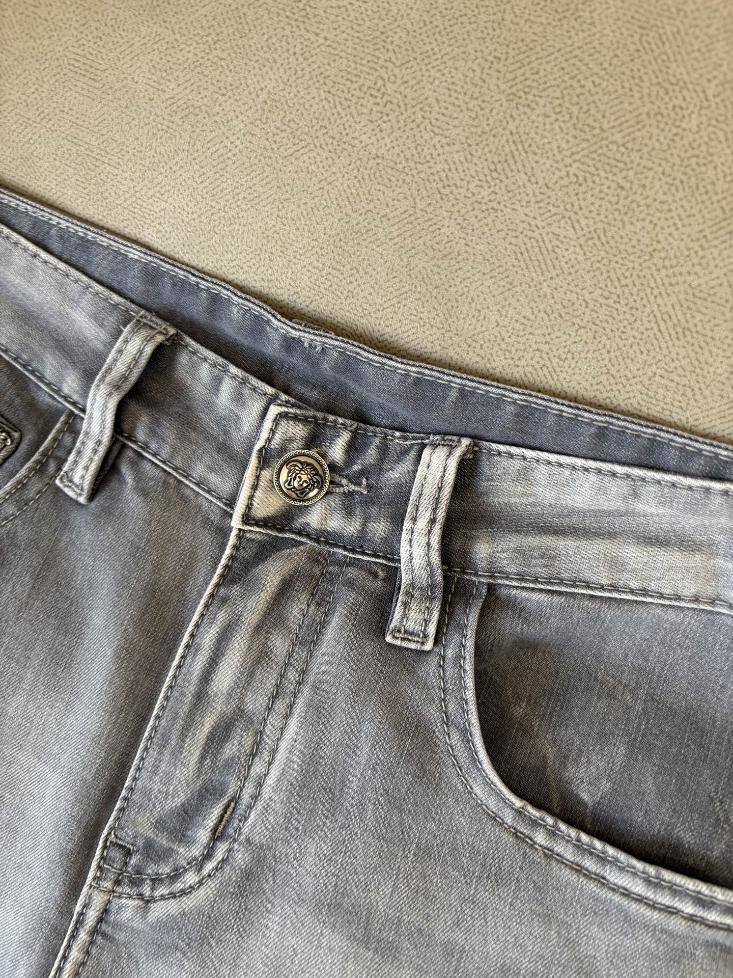 专柜🆕2026春夏设计推荐 热卖牛仔裤🆕柔软亲肤面料 奢华头层牛皮腰牌 经典蓝洗水 专柜限量款 奢华感订