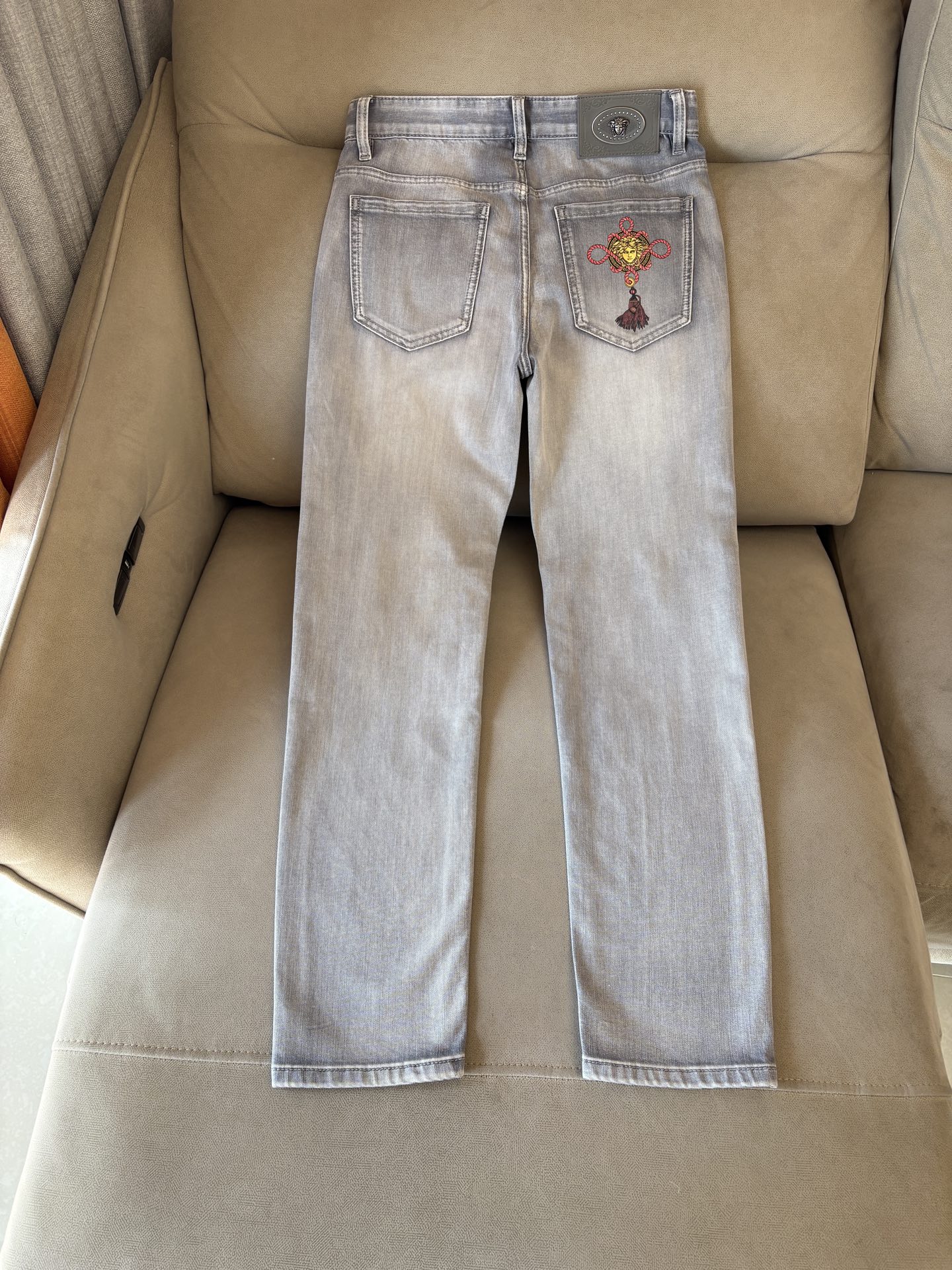 专柜🆕2026春夏设计推荐 热卖牛仔裤🆕柔软亲肤面料 奢华头层牛皮腰牌 经典蓝洗水 专柜限量款 奢华感订