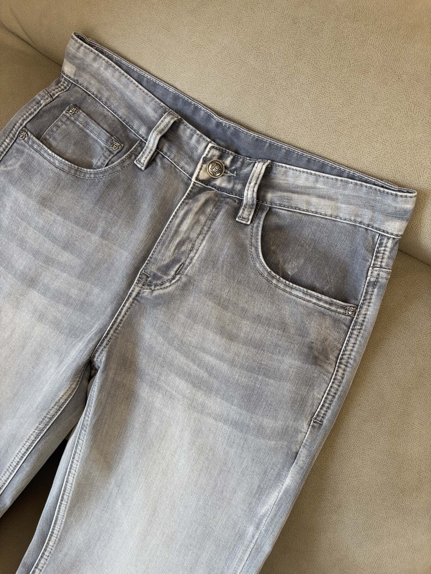 专柜🆕2026春夏设计推荐 热卖牛仔裤🆕柔软亲肤面料 奢华头层牛皮腰牌 经典蓝洗水 专柜限量款 奢华感订