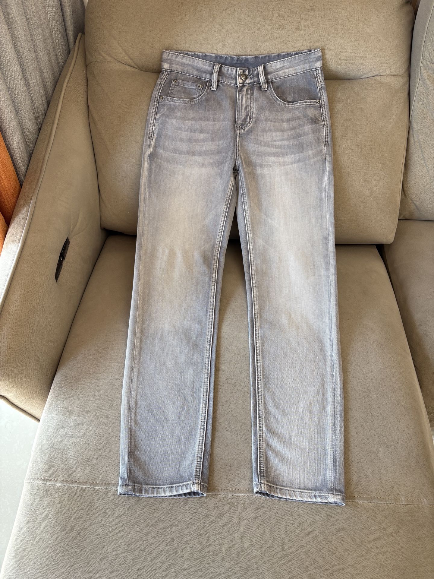 专柜🆕2026春夏设计推荐 热卖牛仔裤🆕柔软亲肤面料 奢华头层牛皮腰牌 经典蓝洗水 专柜限量款 奢华感订