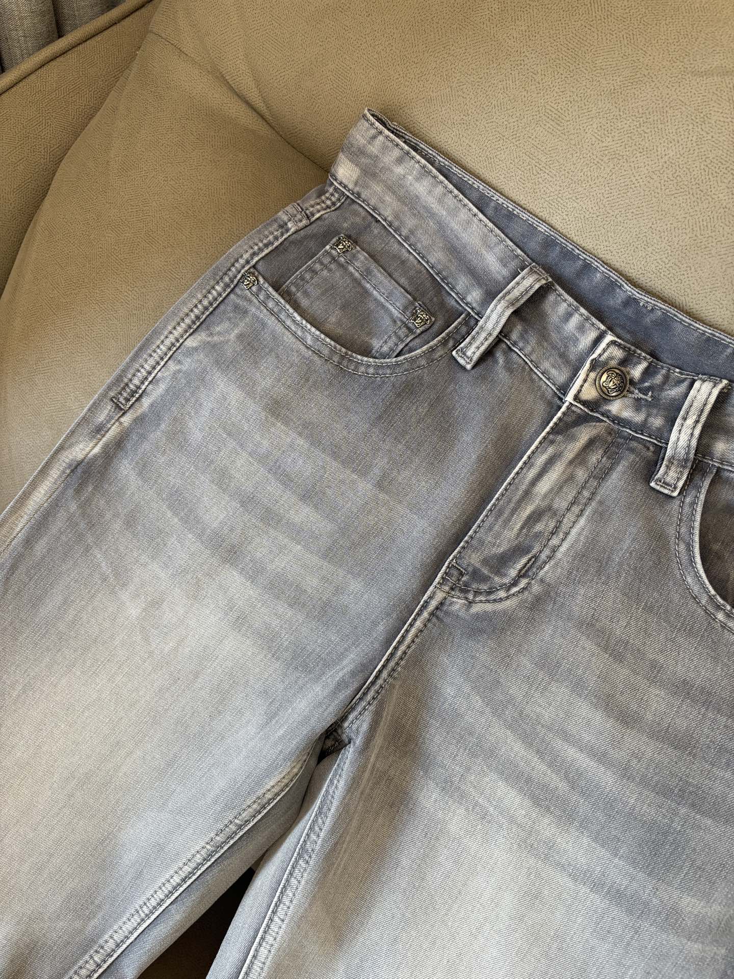 专柜🆕2026春夏设计推荐 热卖牛仔裤🆕柔软亲肤面料 奢华头层牛皮腰牌 经典蓝洗水 专柜限量款 奢华感订