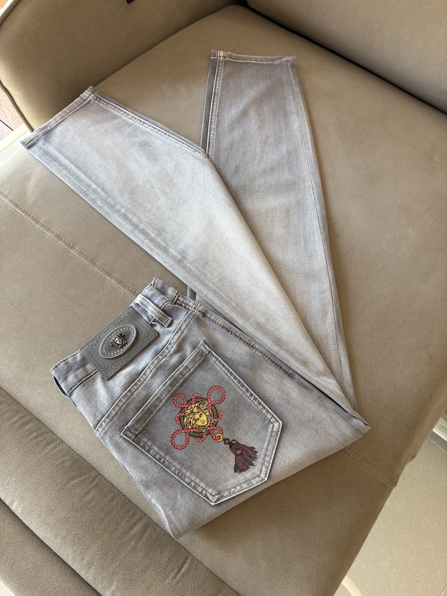 专柜🆕2026春夏设计推荐 热卖牛仔裤🆕柔软亲肤面料 奢华头层牛皮腰牌 经典蓝洗水 专柜限量款 奢华感订