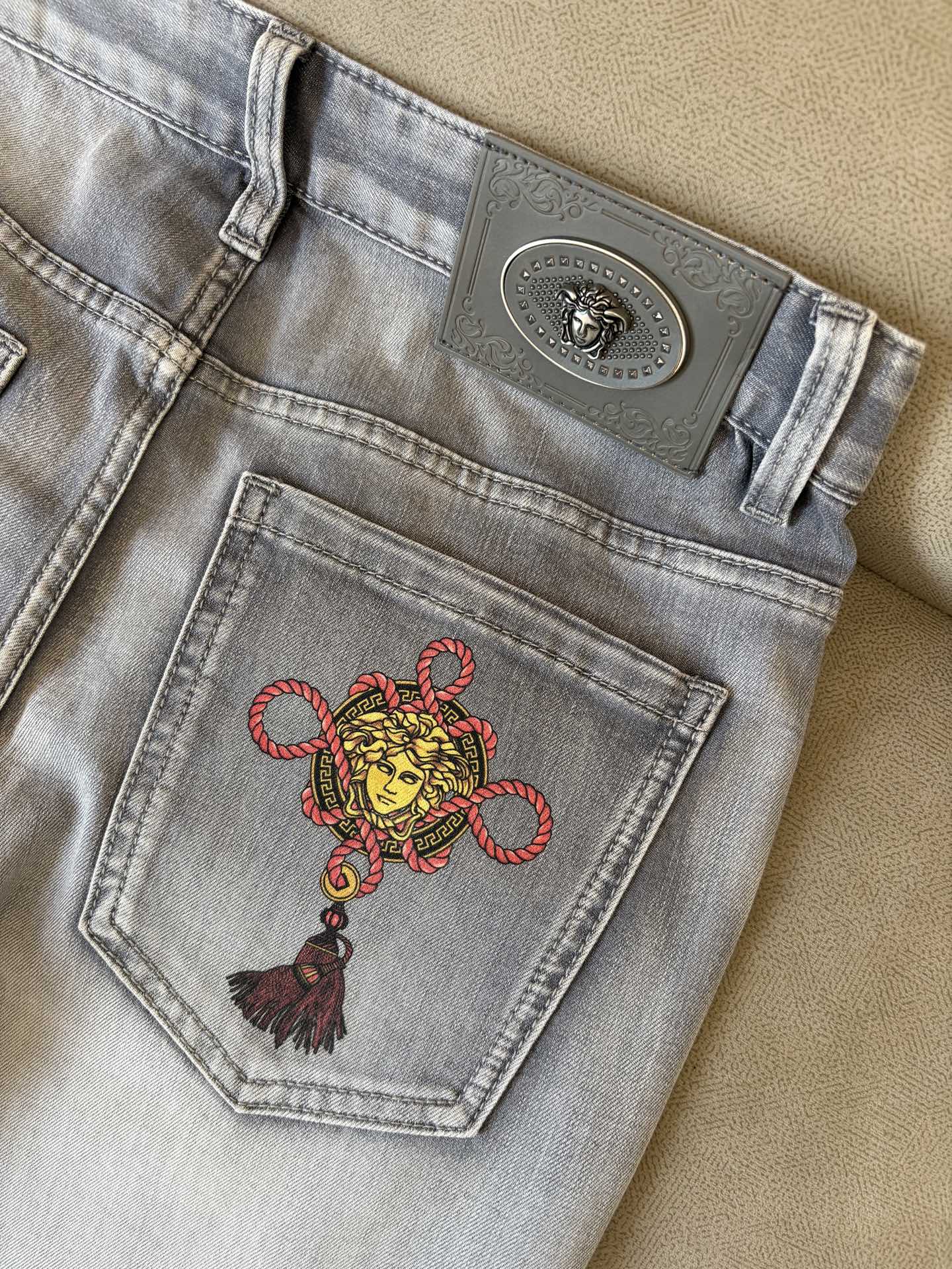 专柜🆕2026春夏设计推荐 热卖牛仔裤🆕柔软亲肤面料 奢华头层牛皮腰牌 经典蓝洗水 专柜限量款 奢华感订