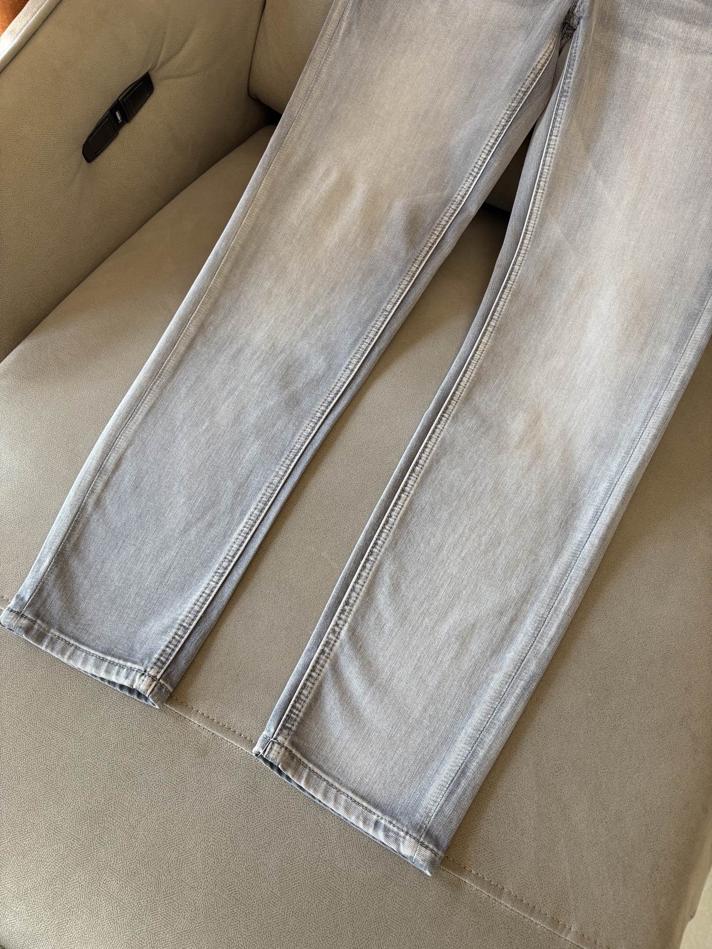 专柜🆕2026春夏设计推荐 热卖牛仔裤🆕柔软亲肤面料 奢华头层牛皮腰牌 经典蓝洗水 专柜限量款 奢华感订