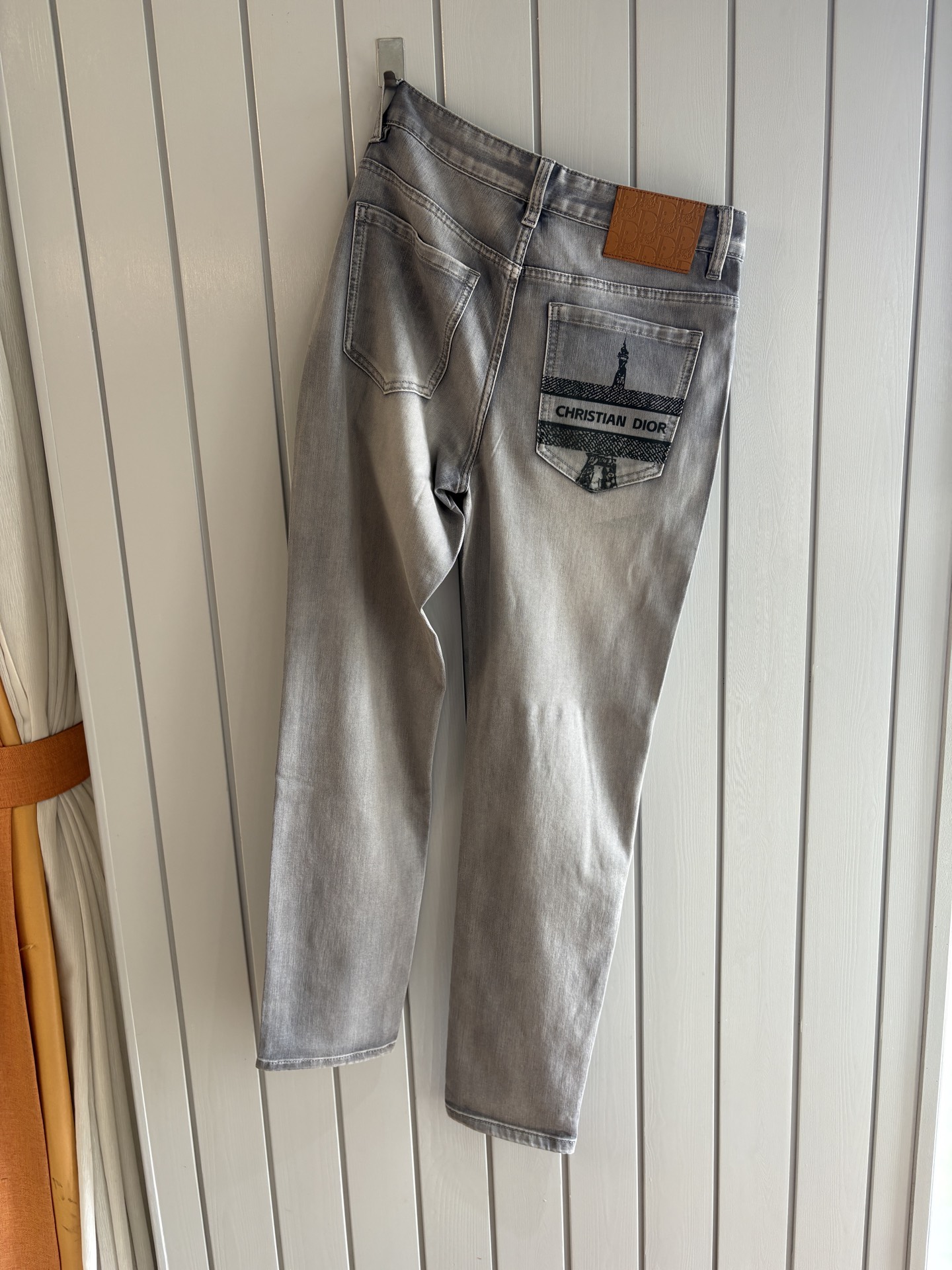 NO:760995,The counter's 2026 spring and summer design recommendations. Hot-selling jeans with soft skin-friendly fabrics. Luxurious first-layer cowhide waist tag. Classic blue wash. Limited edition at the counter. Luxurious custom-made fabrics. Craftsmanship + wash. Foreign trade quality and detail processing. I absolutely love this color. I love it. I love the single color.19860909专柜2026春夏设计推荐 热卖牛仔裤柔软亲肤面料 奢华头层牛皮腰牌 经典蓝洗水 专柜限量款 奢华感订制面料 工艺+洗水外贸品质感细节处理满满到位 这颜色绝对爱了爱了爆单款色系百搭大牛味 弹力修身小直筒裤型 尺码.29-38 无35；37码 FFF001,,jeans,cowhide,,Men's clothing