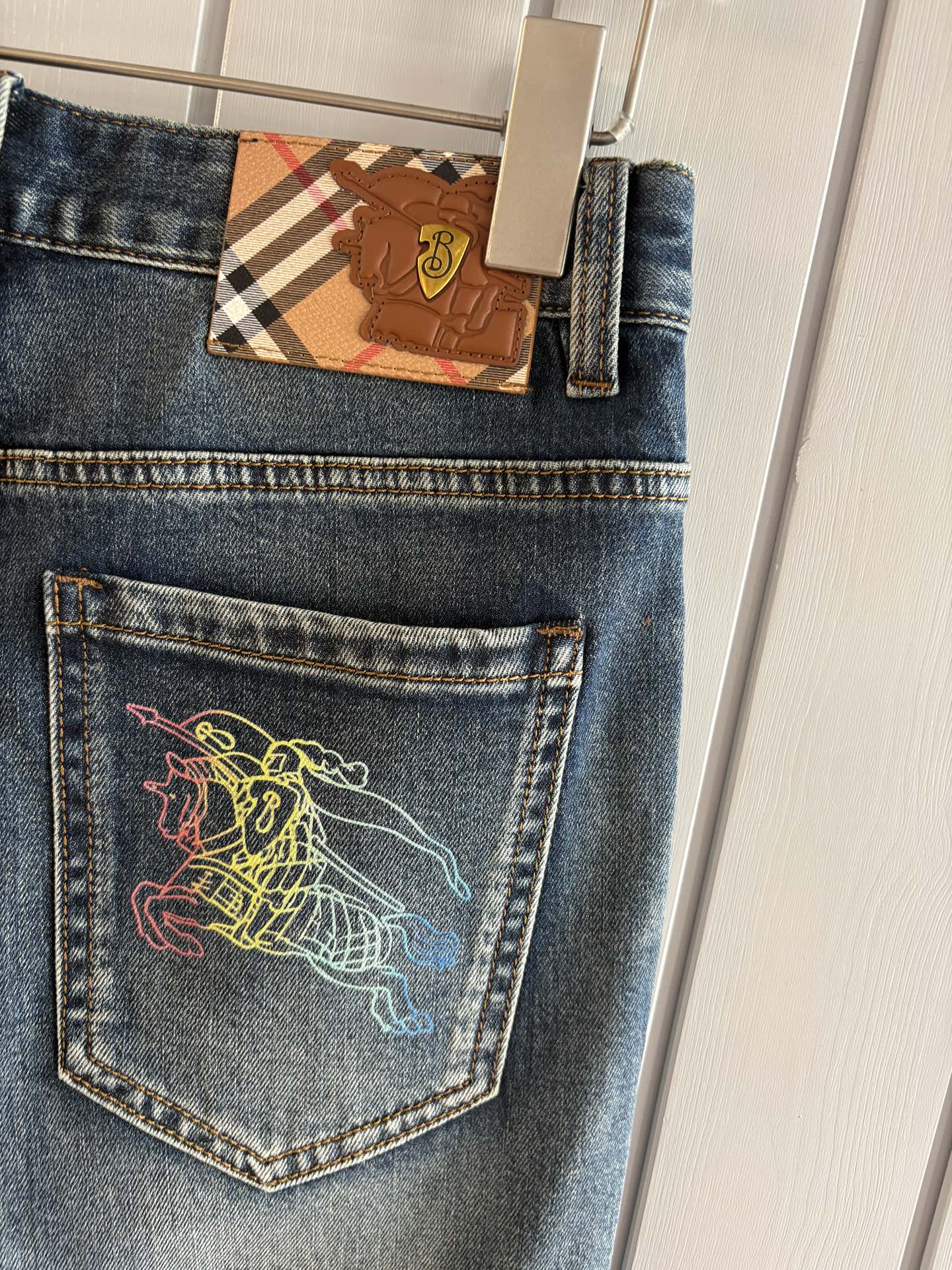 专柜🆕2026春夏设计推荐 热卖牛仔裤🆕柔软亲肤面料 奢华头层牛皮腰牌 经典蓝洗水 专柜限量款 奢华感订