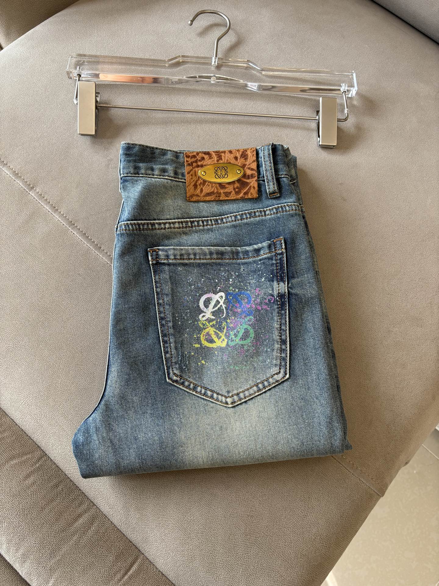 NO:839760,The counter's 2026 spring and summer design recommendations. Hot-selling jeans with soft skin-friendly fabrics. Luxurious first-layer cowhide waist tag. Classic blue wash. Limited edition at the counter. Luxurious custom-made fabrics. Craftsmanship + wash. Foreign trade quality and detail processing. I absolutely love this color. I love it. I love the single color.19860909专柜2026春夏设计推荐 热卖牛仔裤柔软亲肤面料 奢华头层牛皮腰牌 经典蓝洗水 专柜限量款 奢华感订制面料 工艺+洗水外贸品质感细节处理满满到位 这颜色绝对爱了爱了爆单款色系百搭大牛味 弹力修身小直筒裤型 尺码.29-38 无35；37码 FFF001,,jeans,cowhide,,Men's clothing