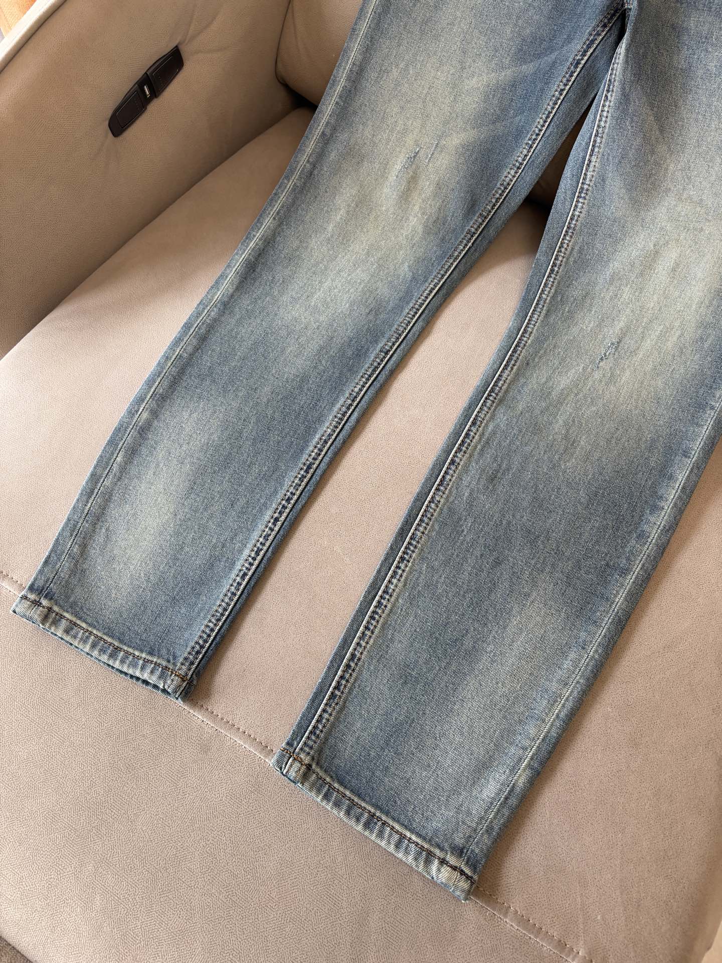 专柜🆕2026春夏设计推荐 热卖牛仔裤🆕柔软亲肤面料 奢华头层牛皮腰牌 经典蓝洗水 专柜限量款 奢华感订