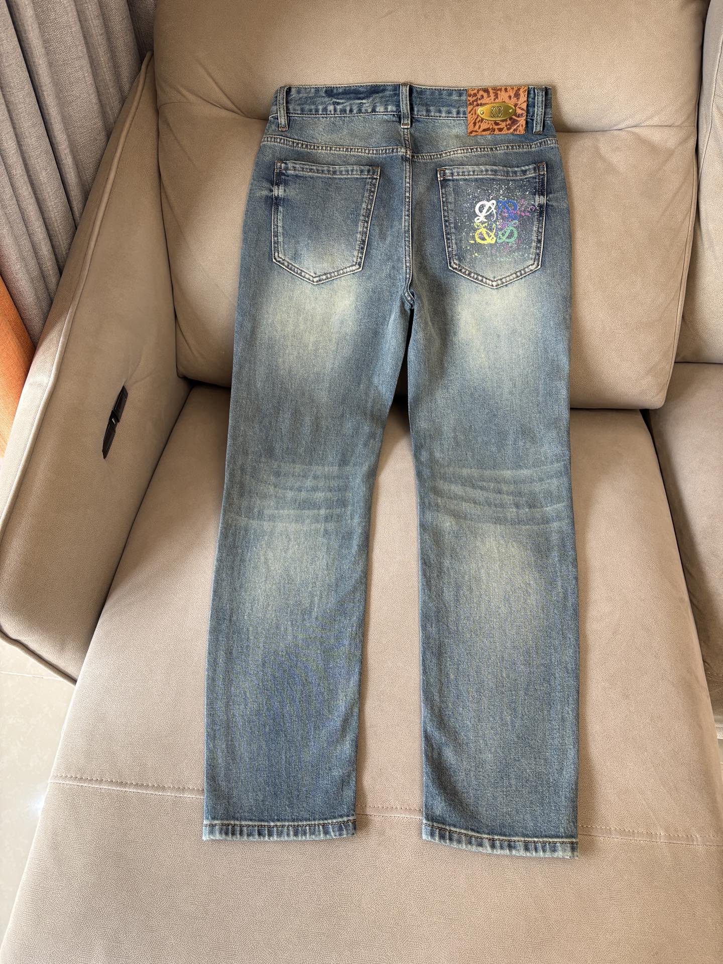 专柜🆕2026春夏设计推荐 热卖牛仔裤🆕柔软亲肤面料 奢华头层牛皮腰牌 经典蓝洗水 专柜限量款 奢华感订