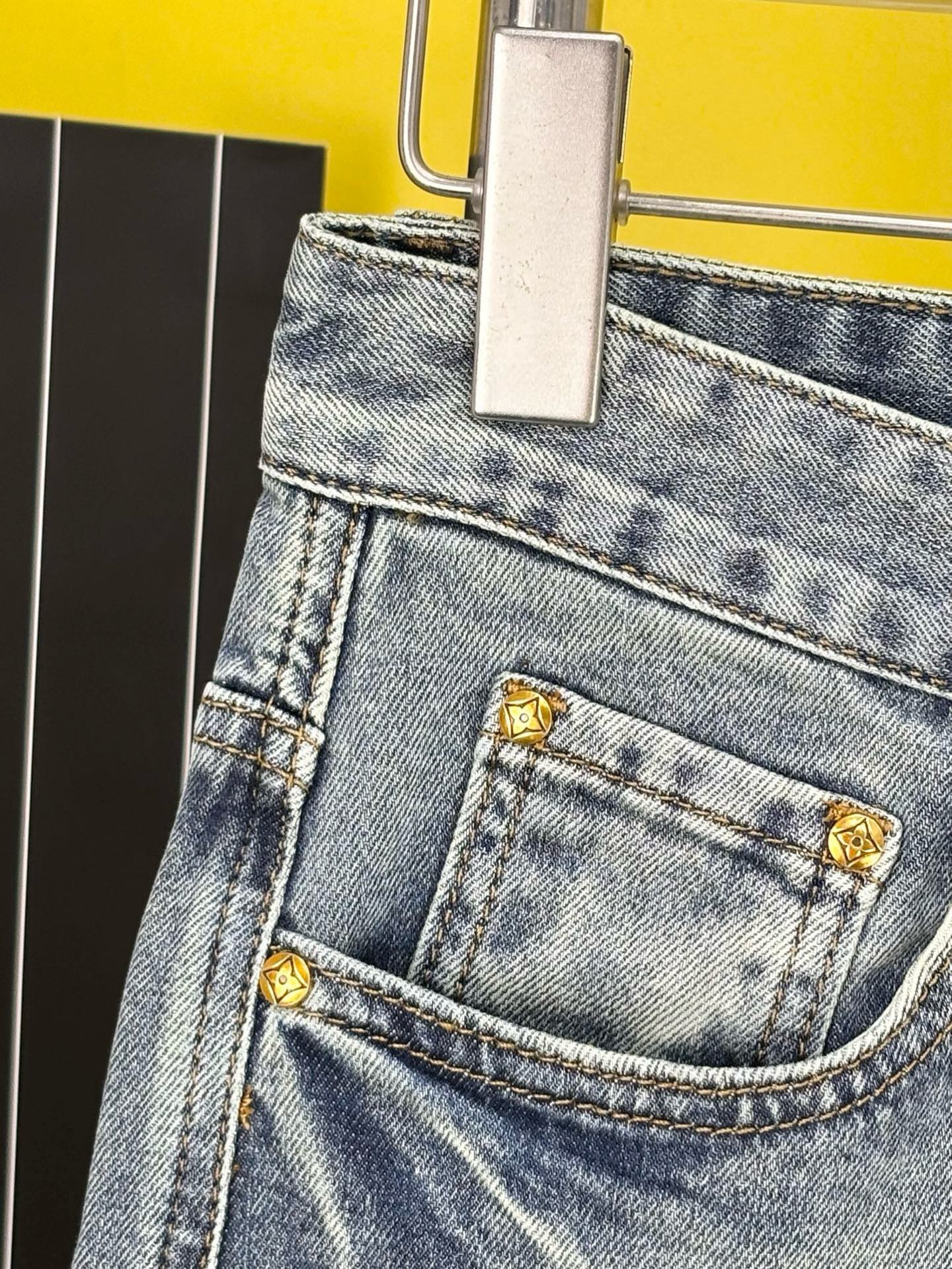专柜🆕2026春夏设计推荐 热卖牛仔裤🆕柔软亲肤面料 奢华头层牛皮腰牌 经典蓝洗水 专柜限量款 奢华感订