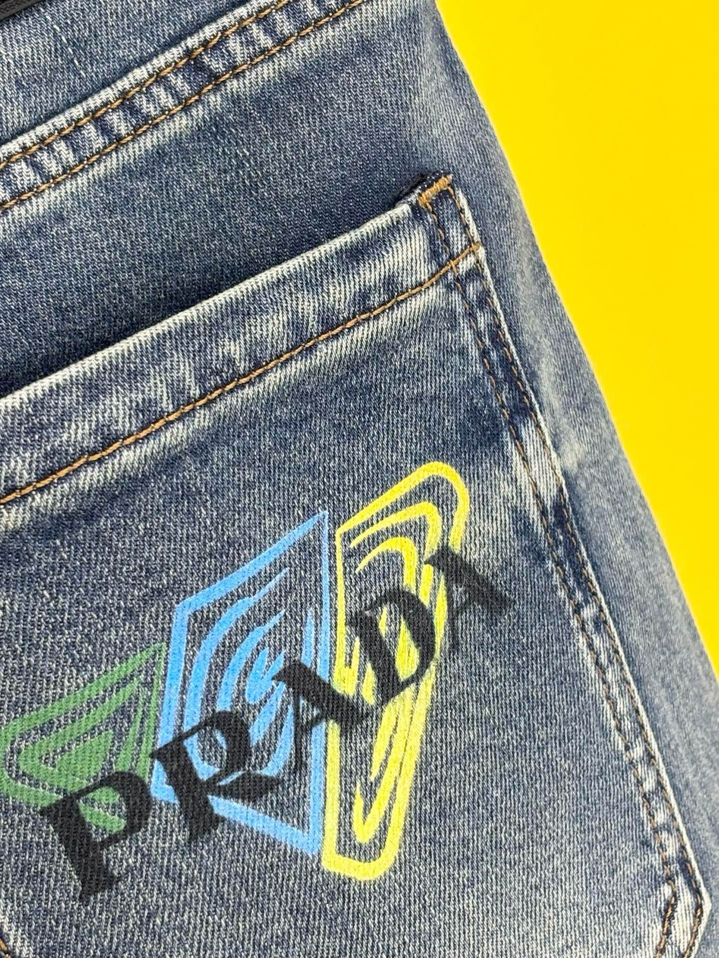 专柜🆕2026春夏设计推荐 热卖牛仔裤🆕柔软亲肤面料 奢华头层牛皮腰牌 经典蓝洗水 专柜限量款 奢华感订