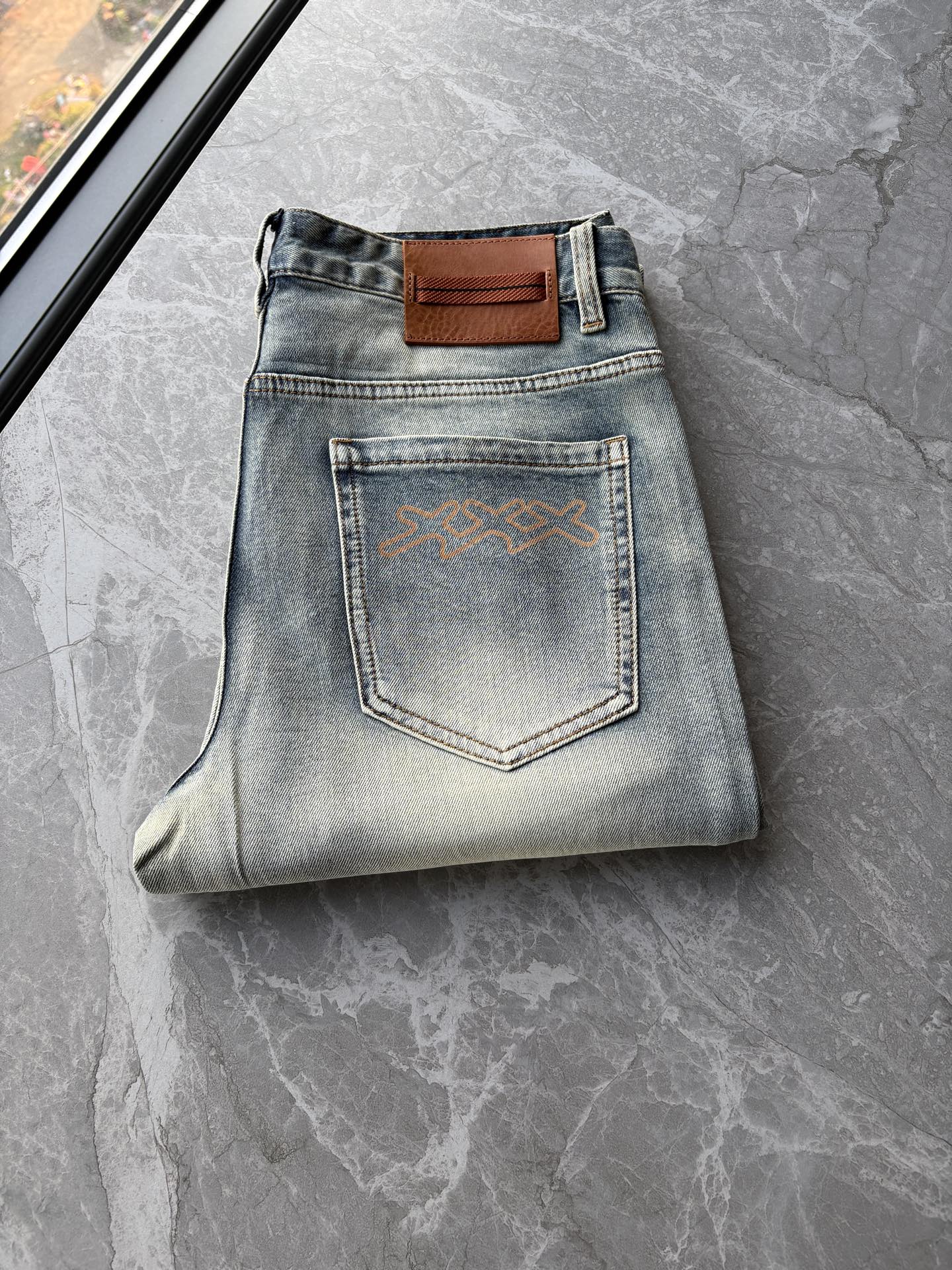 NO:846416,The counter's 2026 spring and summer design recommendations. Hot-selling jeans with soft skin-friendly fabrics. Luxurious first-layer cowhide waist tag. Classic blue wash. Limited edition at the counter. Luxurious custom-made fabrics. Craftsmanship + wash. Foreign trade quality and detail processing. This color is absolutely in love. I love it. The single color is versatile. Big cow flavor. Stretch slim small straight pants size. 29-38. No 35; 37 yards, jeans, cowhide,19860909专柜2026春夏设计推荐 热卖牛仔裤柔软亲肤面料 奢华头层牛皮腰牌 经典蓝洗水 专柜限量款 奢华感订制面料 工艺+洗水外贸品质感细节处理满满到位 这颜色绝对爱了爱了爆单款色系百搭大牛味 弹力修身小直筒裤型 尺码.29-38 无35；37码,,jeans,cowhide,,Men's clothing