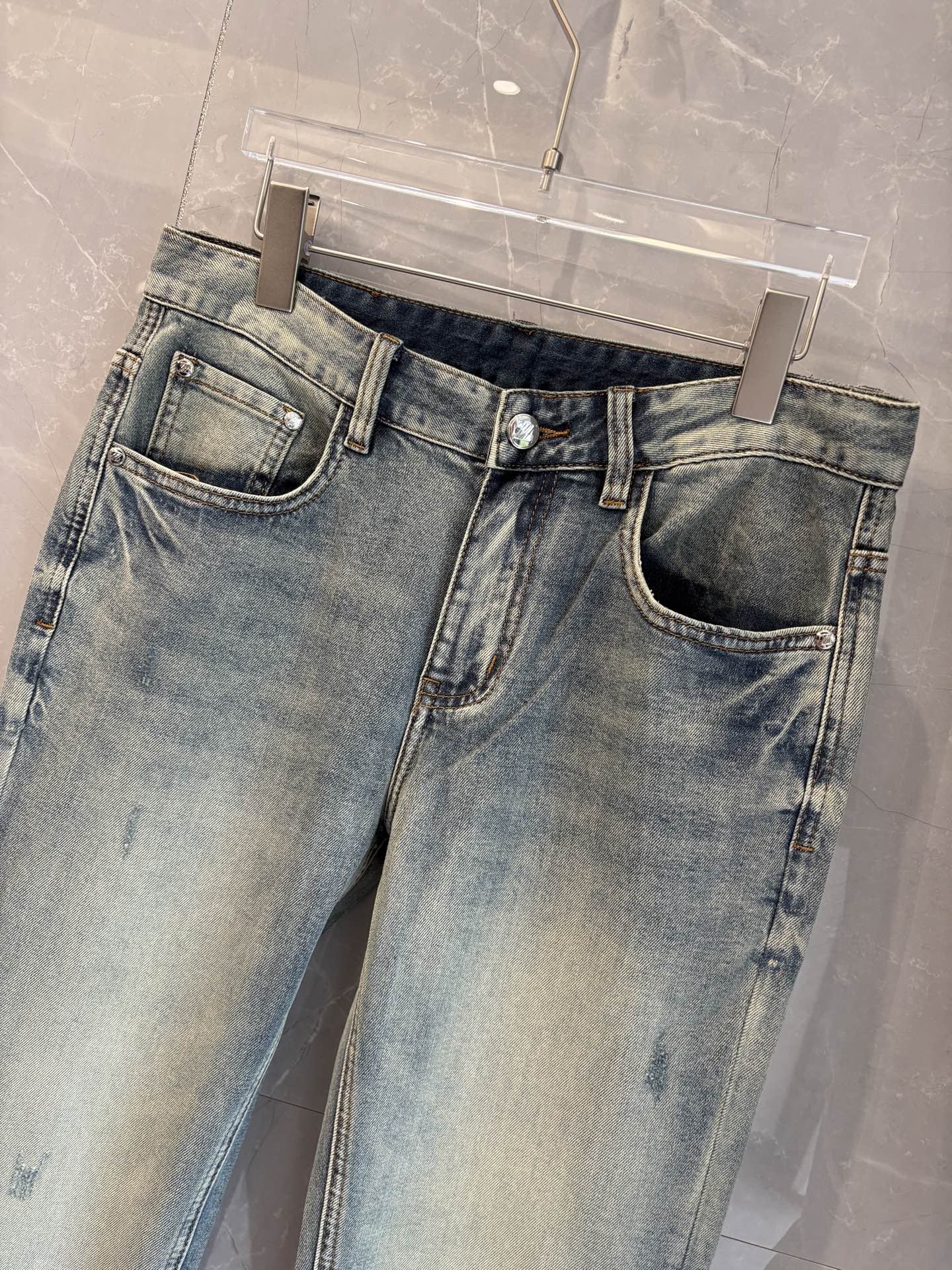 专柜🆕2026春夏设计推荐 热卖牛仔裤🆕柔软亲肤面料 奢华头层牛皮腰牌 经典蓝洗水 专柜限量款 奢华感订