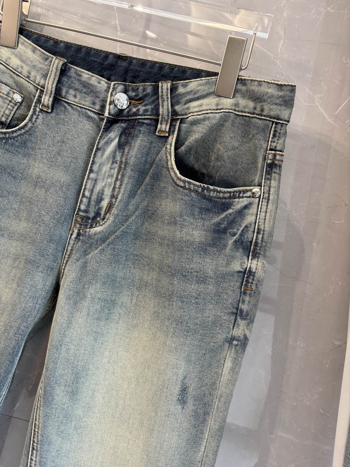 专柜🆕2026春夏设计推荐 热卖牛仔裤🆕柔软亲肤面料 奢华头层牛皮腰牌 经典蓝洗水 专柜限量款 奢华感订