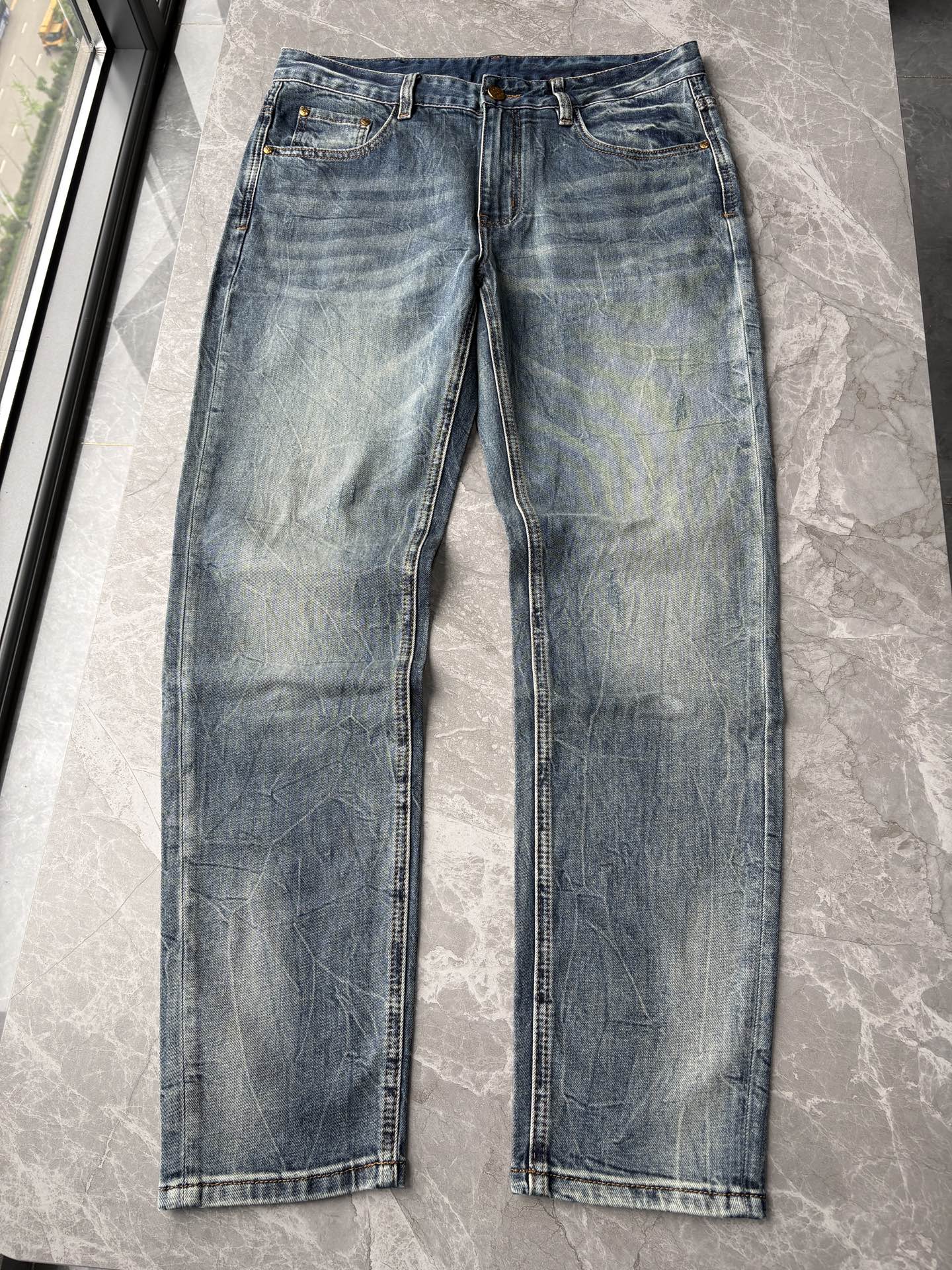 专柜🆕2026春夏设计推荐 热卖牛仔裤🆕柔软亲肤面料 奢华头层牛皮腰牌 经典蓝洗水 专柜限量款 奢华感订