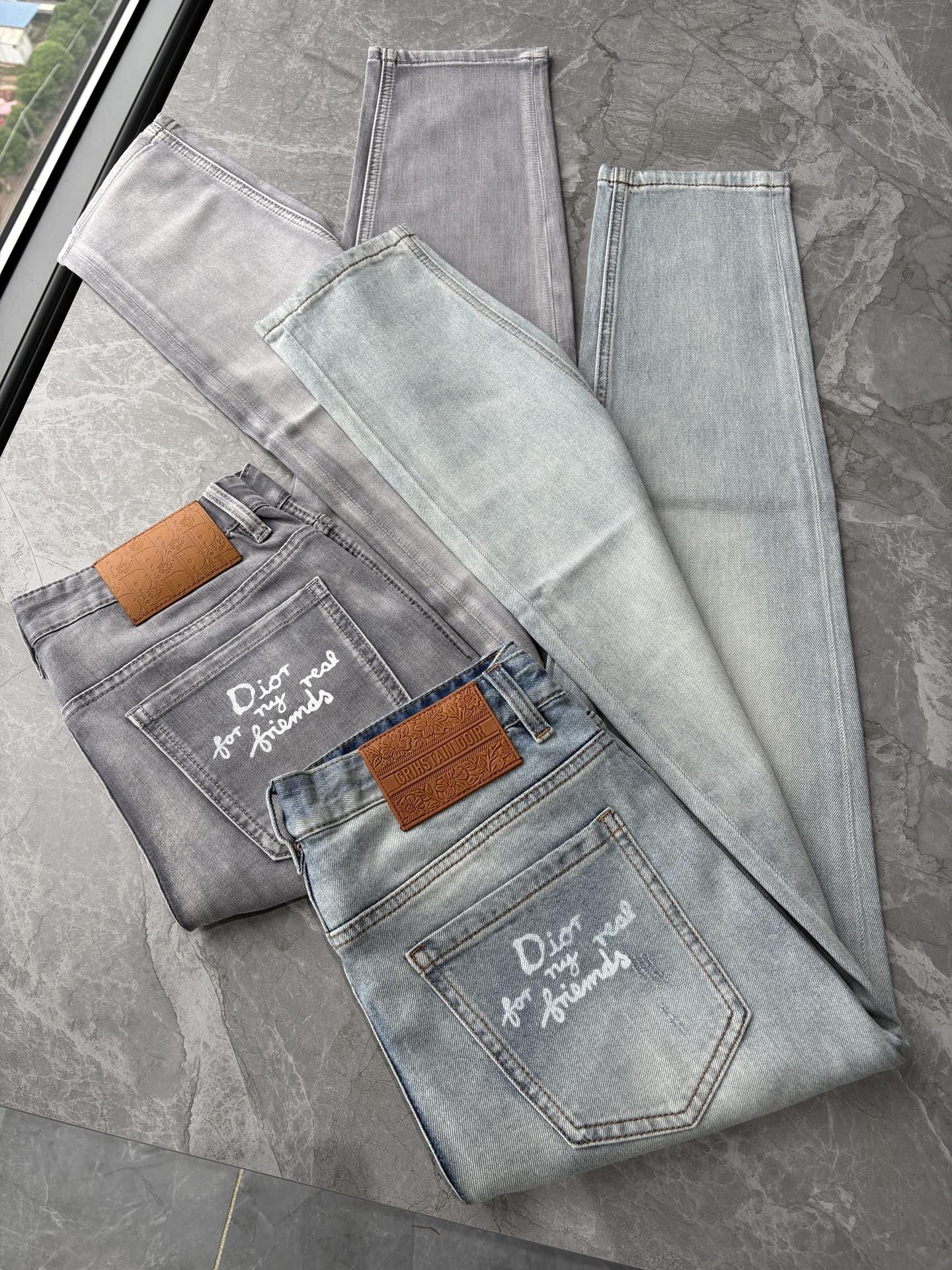 专柜🆕2026春夏设计推荐 热卖牛仔裤🆕柔软亲肤面料 奢华头层牛皮腰牌 经典蓝洗水 专柜限量款 奢华感订