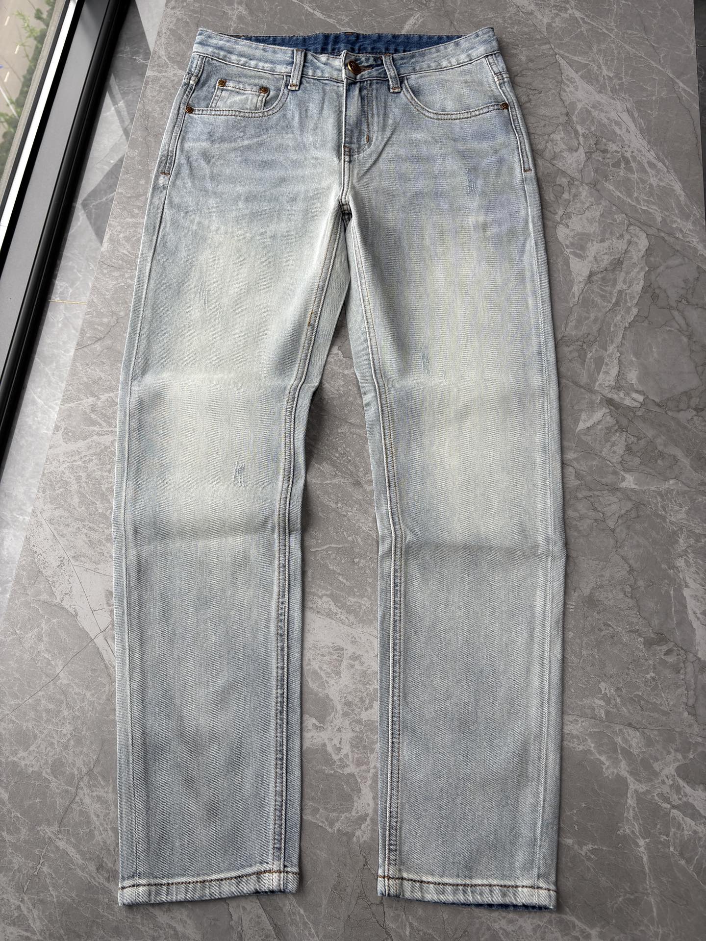 专柜🆕2026春夏设计推荐 热卖牛仔裤🆕柔软亲肤面料 奢华头层牛皮腰牌 经典蓝洗水 专柜限量款 奢华感订