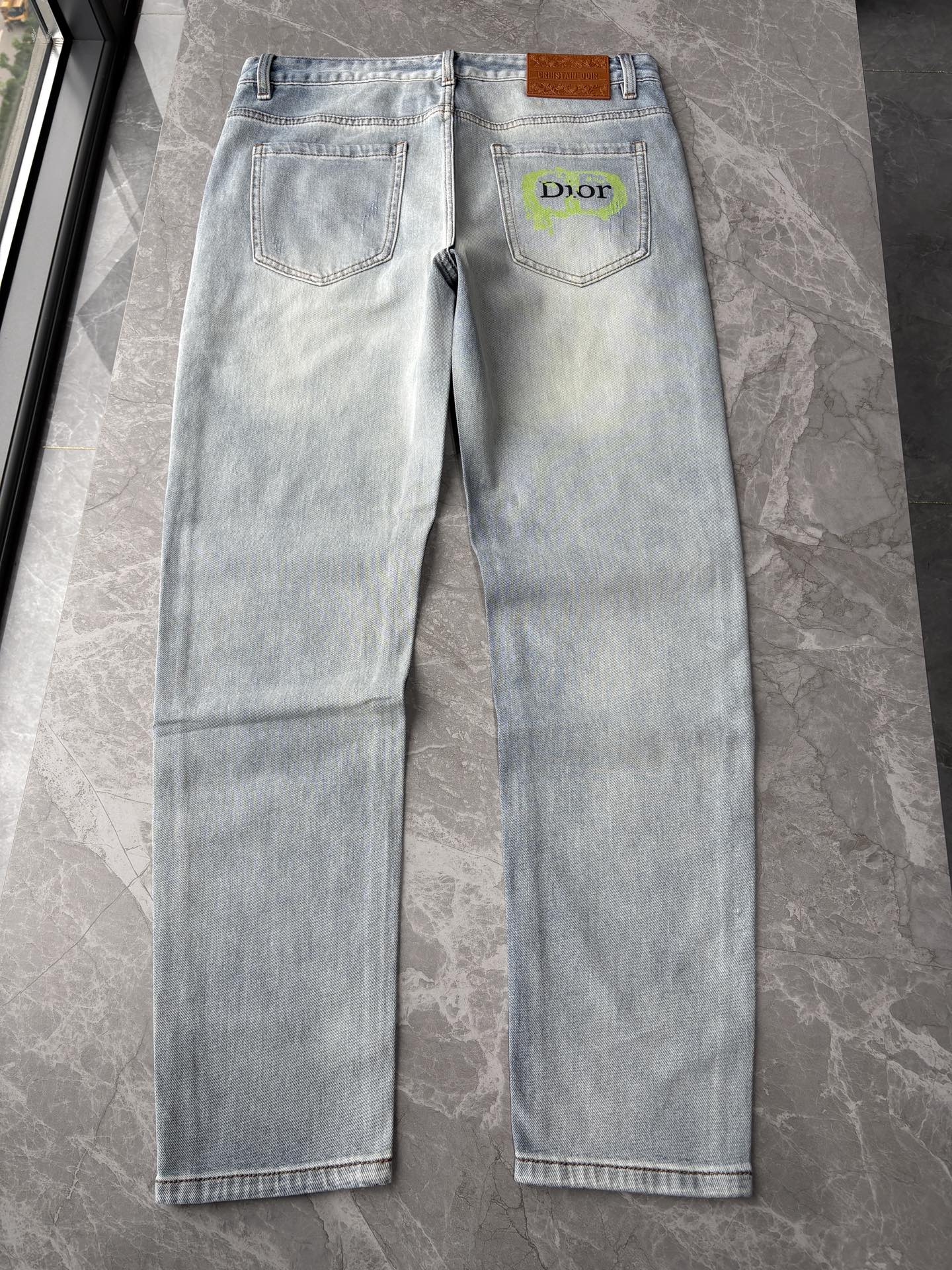 专柜🆕2026春夏设计推荐 热卖牛仔裤🆕柔软亲肤面料 奢华头层牛皮腰牌 经典蓝洗水 专柜限量款 奢华感订