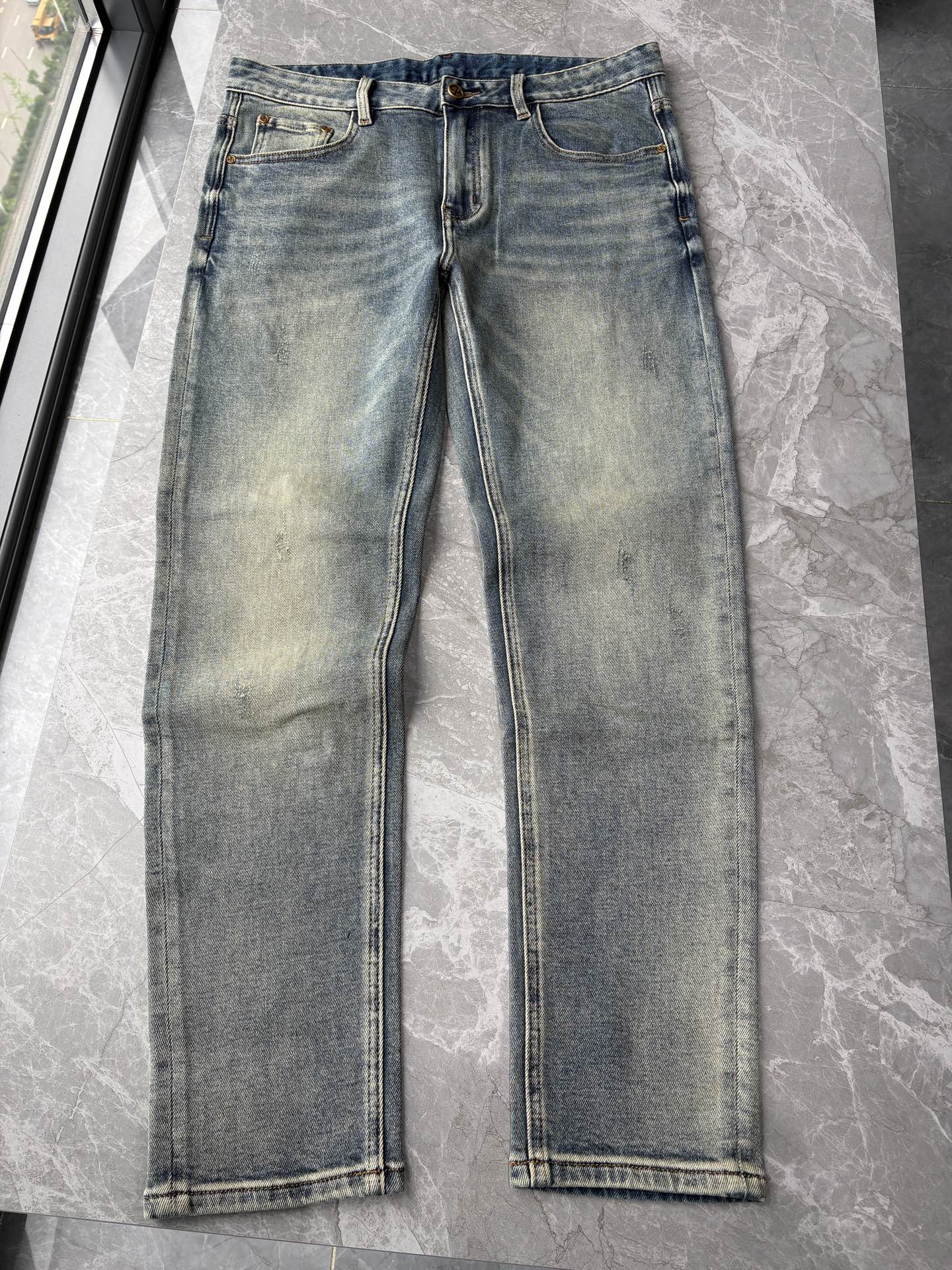 专柜🆕2026春夏设计推荐 热卖牛仔裤🆕柔软亲肤面料 奢华头层牛皮腰牌 经典蓝洗水 专柜限量款 奢华感订