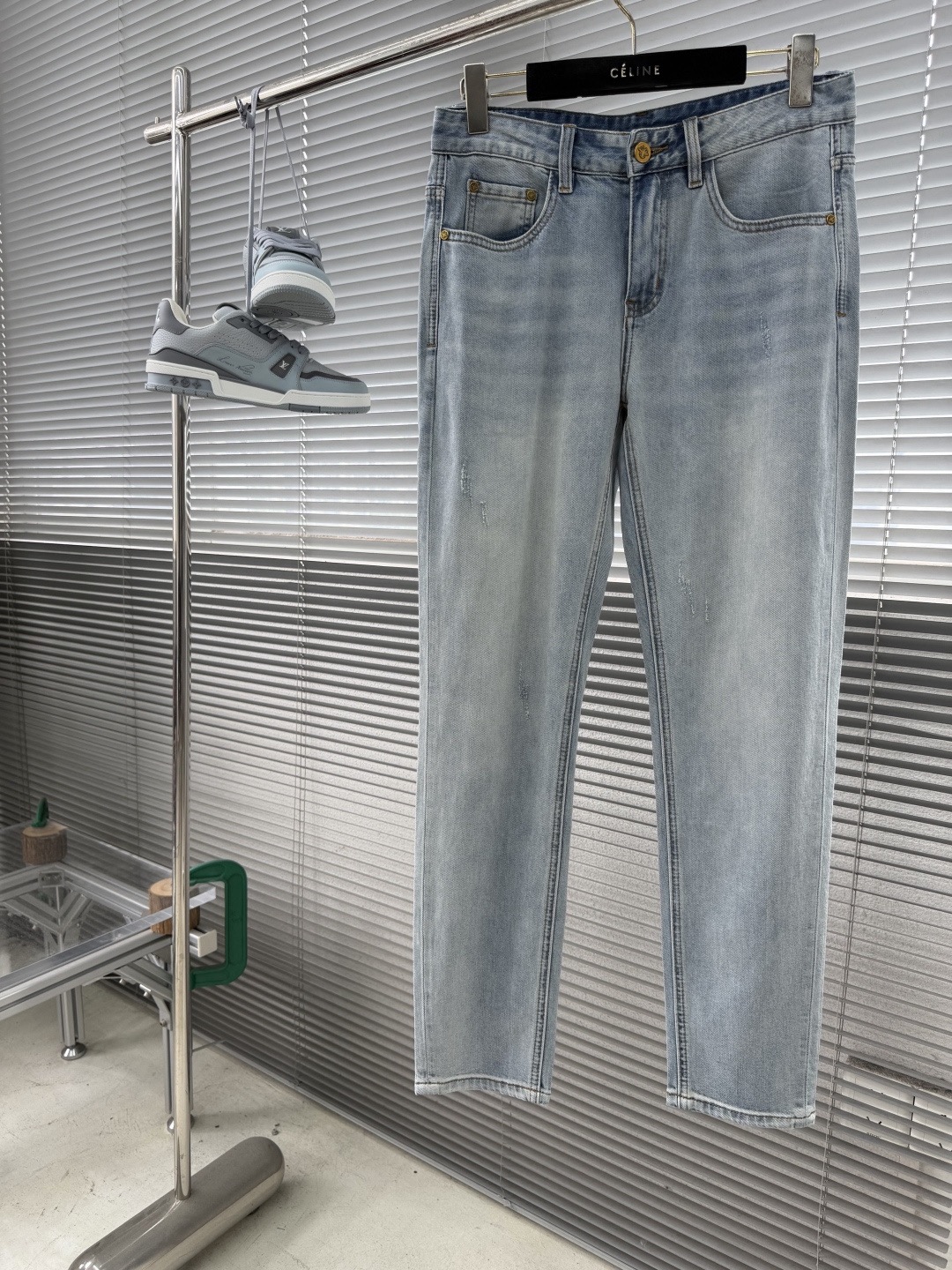 NO:842642,The counter's 2026 spring and summer design recommendations. Hot-selling jeans with soft skin-friendly fabrics. Luxurious first-layer cowhide waist tag. Classic blue wash. Limited edition at the counter. Luxurious custom-made fabrics. Craftsmanship + wash. Foreign trade quality and detail processing. This color is absolutely in love. I love it. The single color is versatile. Big cow flavor. Stretch slim small straight pants size. 29-38. No 35; 37 yards, jeans, cowhide,19860909专柜2026春夏设计推荐 热卖牛仔裤柔软亲肤面料 奢华头层牛皮腰牌 经典蓝洗水 专柜限量款 奢华感订制面料 工艺+洗水外贸品质感细节处理满满到位 这颜色绝对爱了爱了爆单款色系百搭大牛味 弹力修身小直筒裤型 尺码.29-38 无35；37码,,jeans,cowhide,,Men's clothing