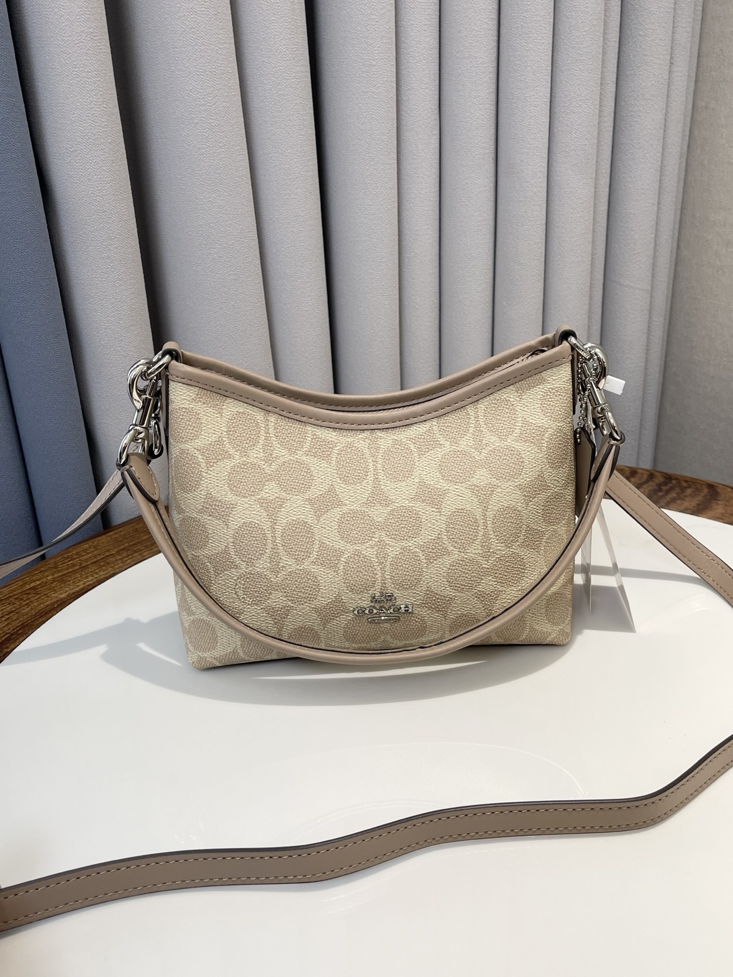 350💰（编号021）
顺丰包邮 
25最新款COACH Laurel mini 19”女士单肩斜挎流浪包～  官网在售 1800➕ 包装齐全 
Laurel mini 19”热度非常高～ 全网一致好评‼️ 经典复古满印的奶茶色，四季百搭，优雅显气质

尺寸：19*8*15.5cm 
