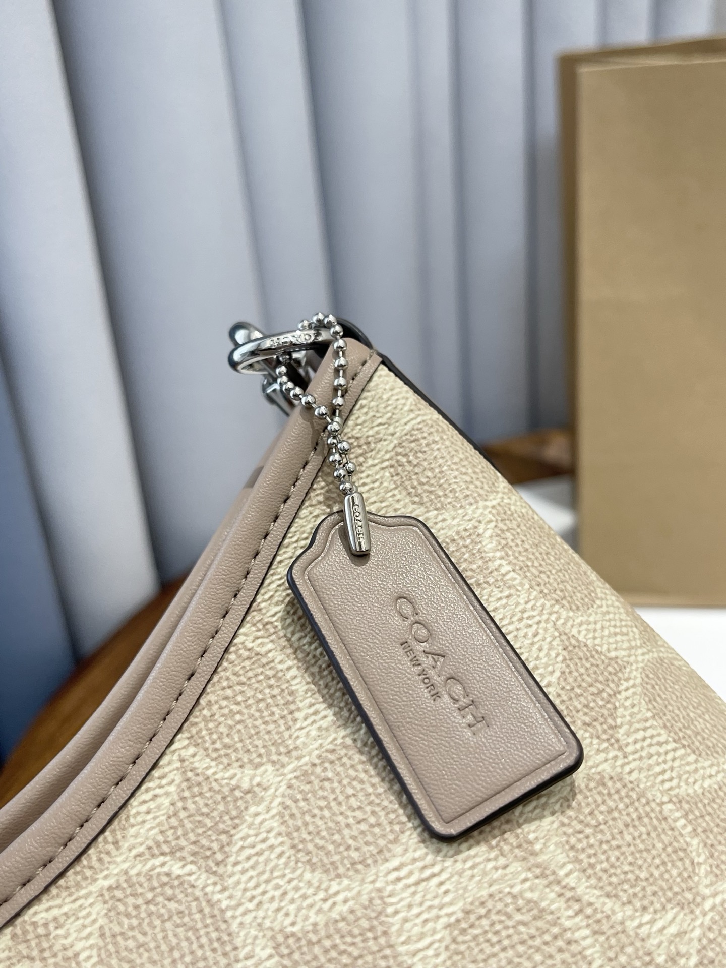 350💰（编号021）
顺丰包邮 
25最新款COACH Laurel mini 19”女士单肩斜挎流浪包～  官网在售 1800➕ 包装齐全 
Laurel mini 19”热度非常高～ 全网一致好评‼️ 经典复古满印的奶茶色，四季百搭，优雅显气质

尺寸：19*8*15.5cm 

