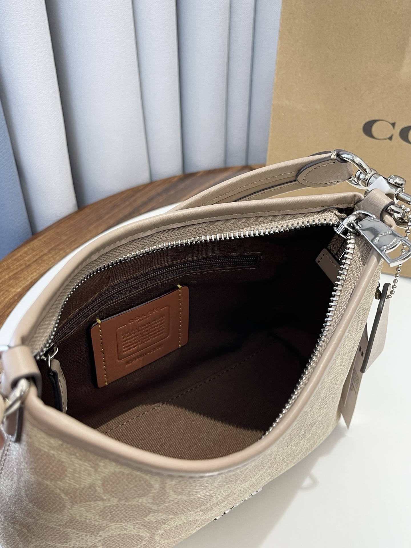 350💰（编号021）
顺丰包邮 
25最新款COACH Laurel mini 19”女士单肩斜挎流浪包～  官网在售 1800➕ 包装齐全 
Laurel mini 19”热度非常高～ 全网一致好评‼️ 经典复古满印的奶茶色，四季百搭，优雅显气质

尺寸：19*8*15.5cm 
