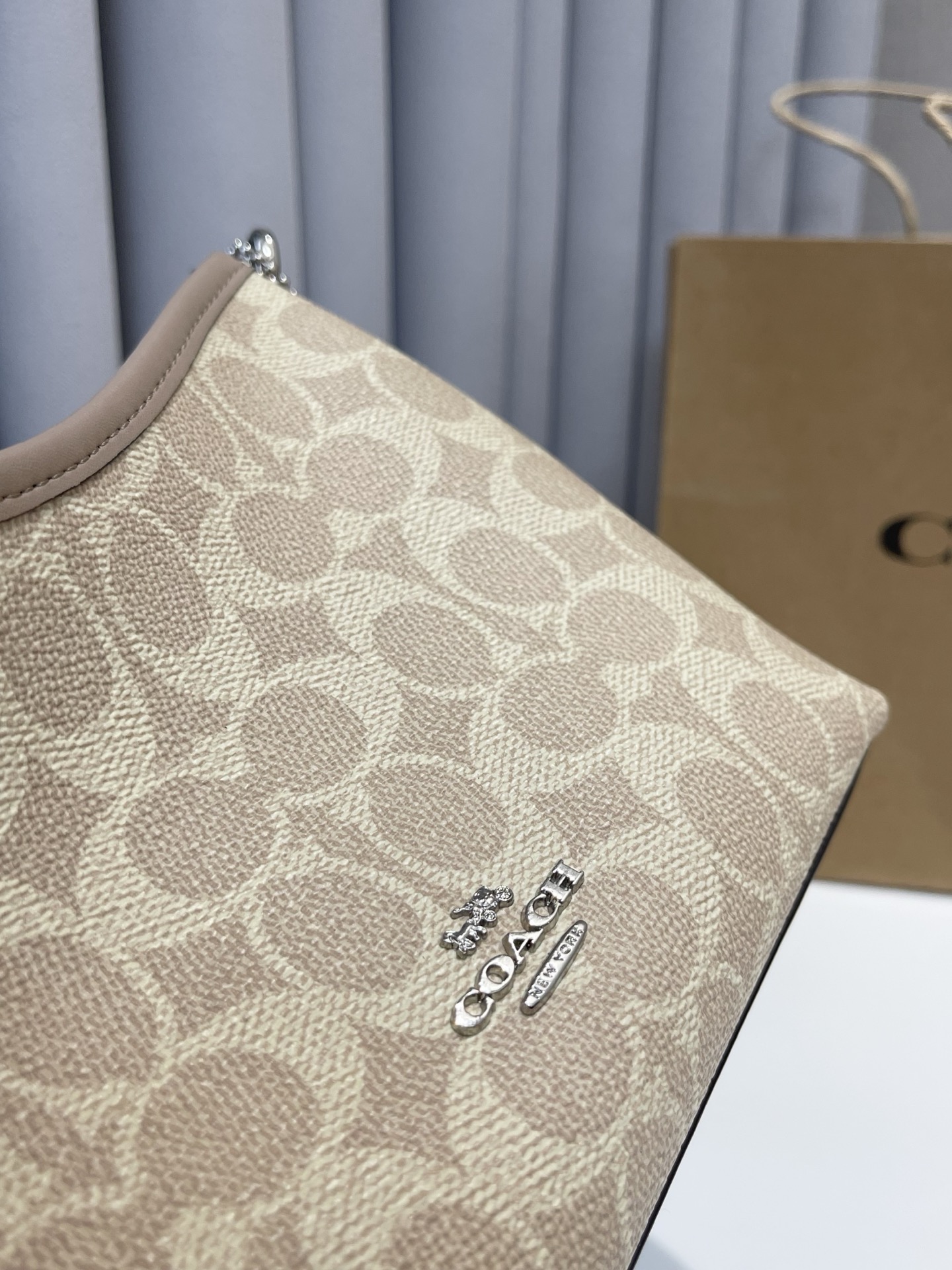 350💰（编号021）
顺丰包邮 
25最新款COACH Laurel mini 19”女士单肩斜挎流浪包～  官网在售 1800➕ 包装齐全 
Laurel mini 19”热度非常高～ 全网一致好评‼️ 经典复古满印的奶茶色，四季百搭，优雅显气质

尺寸：19*8*15.5cm 

