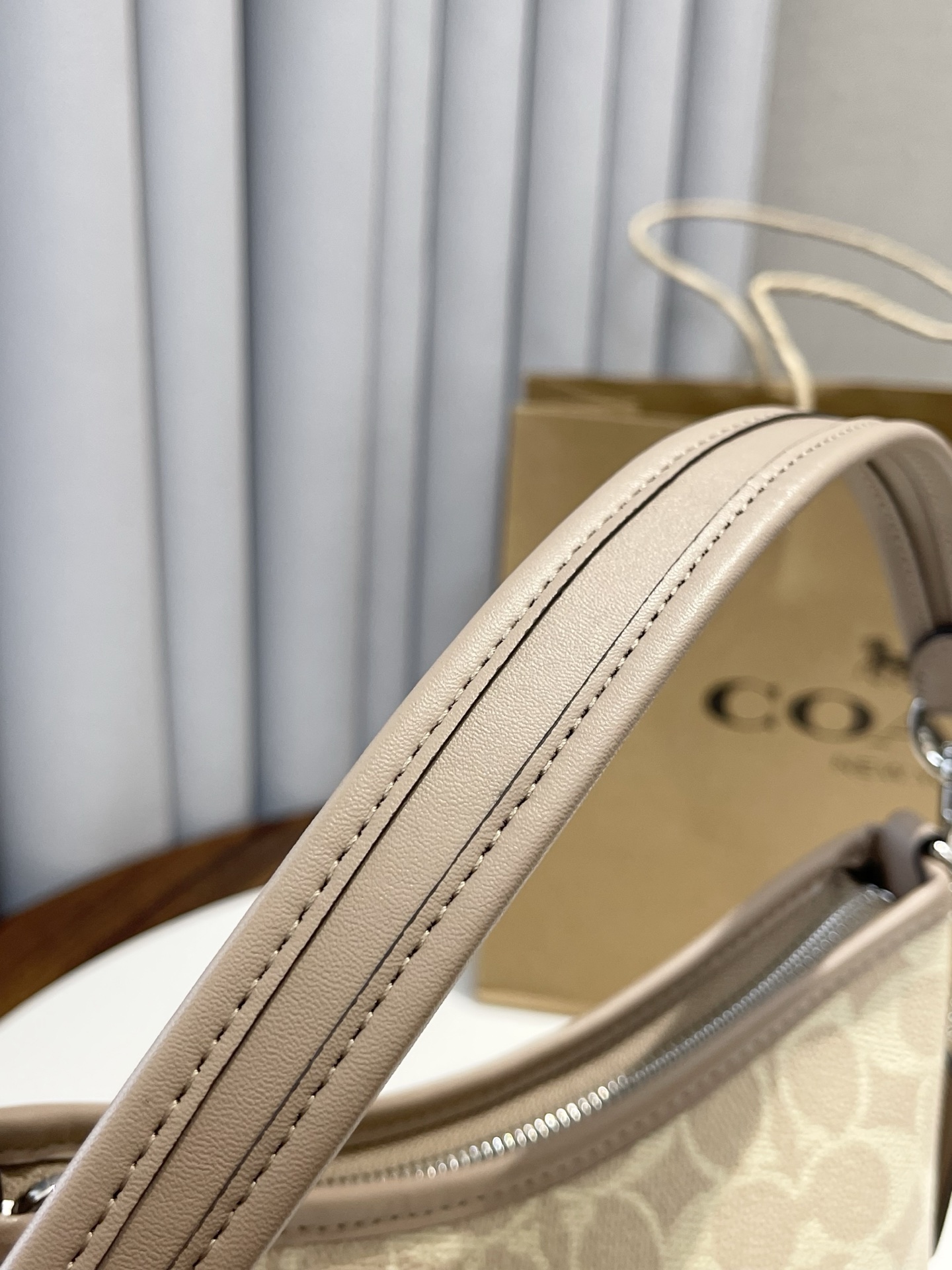350💰（编号021）
顺丰包邮 
25最新款COACH Laurel mini 19”女士单肩斜挎流浪包～  官网在售 1800➕ 包装齐全 
Laurel mini 19”热度非常高～ 全网一致好评‼️ 经典复古满印的奶茶色，四季百搭，优雅显气质

尺寸：19*8*15.5cm 
