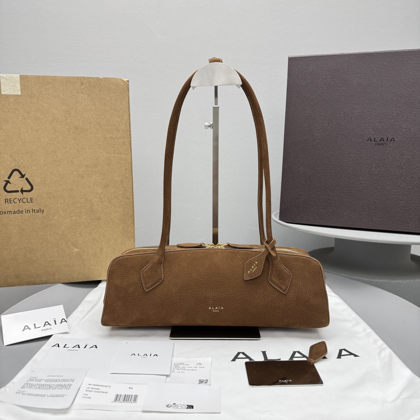 NO:552529,Alaia Le teckel sausage bag, frosted velvet brown, all-steel hardware, riri zipper puller (authentic products have this detail). It is favored by celebrities, celebrities and bloggers at home and abroad. It is irresistible. It is practical, durable, fashionable and super textured. The whole bag is very delicate and cool. The rate of return is very high ~ It has become the most versatile bag for commuting. size32+13, DG, alaia19860909阿莱亚 Alaia Le teckel 腊肠包 磨砂滑绒棕色全钢五金riri拉链头（正品是有这个细节的） 深受海内外名媛 明星 博主的青睐 让人无法拒绝 实用耐看 时髦 超有质感 整个包身很秀气 很酷 回头率超搞 ～ 已经成为出街通勤最百搭的包包. size32+13,DG,alaia,Bag