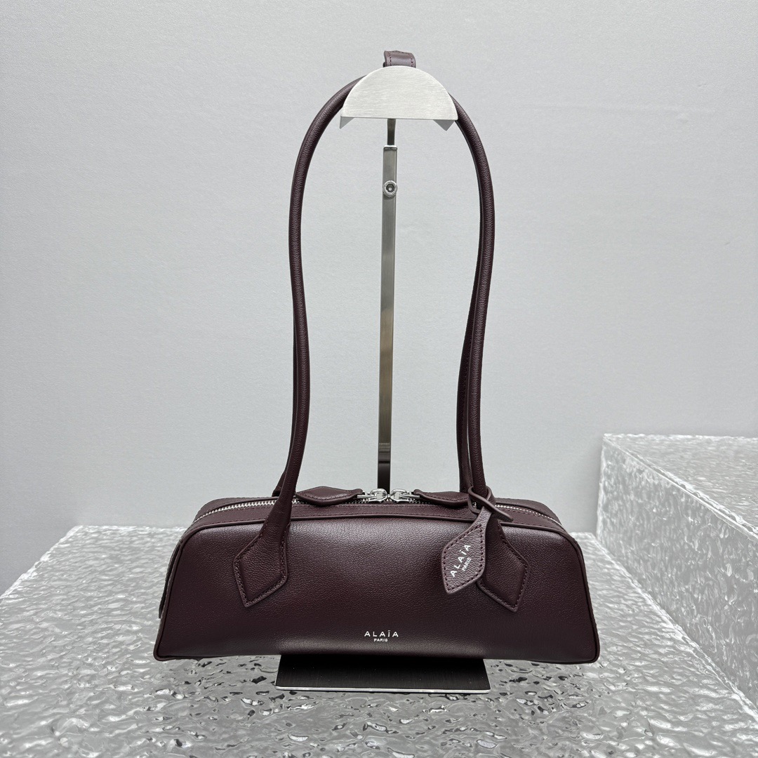 NO:552600,Small size {full leather burgundy} I new E TEKE sausage bag | underarm bag small ready-made top version The fashionable must-have ALAA sausage bag All-steel hardware + thick-cut mirror + riri two-way slider Exclusive customized leather Small size bottom length 27x height 8x width 9cm, DG19860909小号｛全皮酒红色｝ I 新款E TEKE腊肠包｜腋下包小号现货顶级版 时髦精必备ALAA 阿莱亚腊肠包 全钢五金+厚切镜子+riri双向拉头 独家定制皮料 小号尺寸底长27x高8x宽9cm,DG,Bag