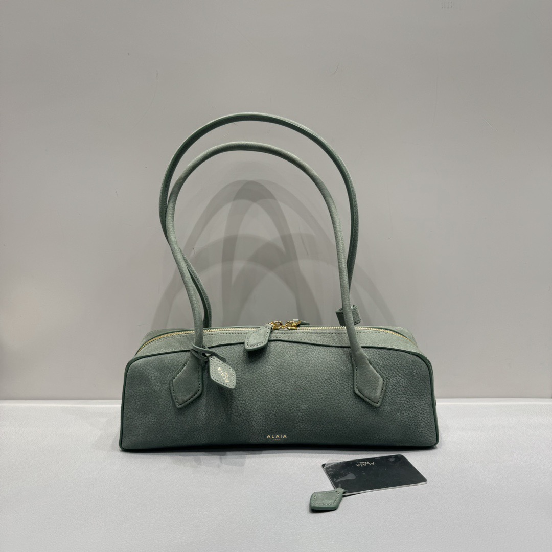 NO:552586,Alaia Le teckel sausage bag, suede sage color, is favored by celebrities, celebrities and bloggers at home and abroad. It is irresistible. It is practical, durable, fashionable and super textured. The whole bag is very delicate and cool. It has a high rate of return ~ It has become the most versatile bag for commuting. size 33+9.5, all-steel hardware + thick-cut mirror + riri two-way puller  Exclusive customized leather, DG, alaia, chamois leather19860909阿莱亚 Alaia Le teckel 腊肠包 麂皮鼠尾草色 深受海内外名媛 明星 博主的青睐 让人无法拒绝 实用耐看 时髦 超有质感 整个包身很秀气 很酷 回头率超搞 ～ 已经成为出街通勤最百搭的包包. size33+9.5 全钢五金+厚切镜子+riri双向拉头 独家定制皮料,DG,alaia,chamois leather,Bag