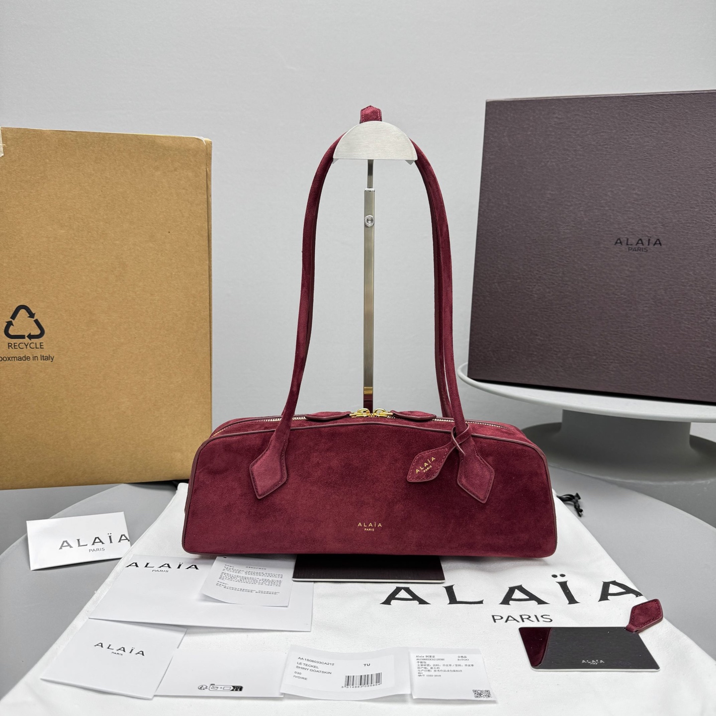 NO:552563,Large frosted burgundy, all-steel hardware + thick-cut mirror + riri two-way slider, exclusive custom leather Alaya - another masterpiece!  The new Le Teckel Dachshund dog bag is here!  The design of the long-handle baguette bag is full of retro fashion. The bag adopts a slender silhouette, which is inspired by the designer's beloved dachshund, and is highly fashionable and recognizable. The long handle realizes the versatility of the bag, which can be carried on the shoulder or in the hand. The double zipper opening and closing design has a huge upper body. It is a fashionable item. It is cool and cool. Large size bottom length 32x height 13x width 10cm.19860909大号磨砂酒红 全钢五金+厚切镜子+riri双向拉头 独家定制皮料 阿莱亚-又一神作！新款 Le Teckel 腊肠狗包来袭！长柄法棍包的设计复古时髦感拉满,包采用细长廓形,灵感来源于设计师钟爱的腊肠狗,极具时尚辨识度.长手柄实现了包袋的多功能性,可肩背亦可手拿,双拉链开合设计 上身巨美 时髦单品 又酷又飒 大号尺寸底长32x高13x宽10cm,,Bag