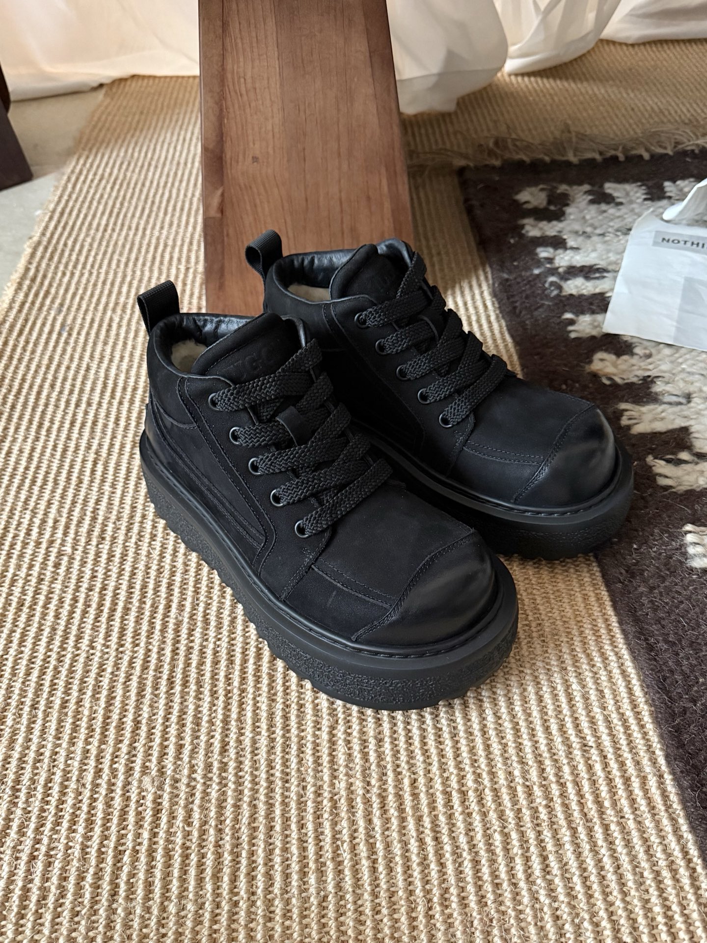 NO:604363,25 years of IUGGI men's British-style high-top large-toe work shoes, new American retro genuine leather thick-soled sneakers, lace-up mid-top short boots, all genuine wool, wear-resistant and non-slip outsole, fashion trend, size 39-44,,boots1986090925年IUGGI 男士英伦风高帮大头工装鞋新款美式复古真皮厚底板鞋系带中帮短靴 全真羊毛 耐磨防滑大底 时尚潮流 尺码39-44,,boots,Men's shoes