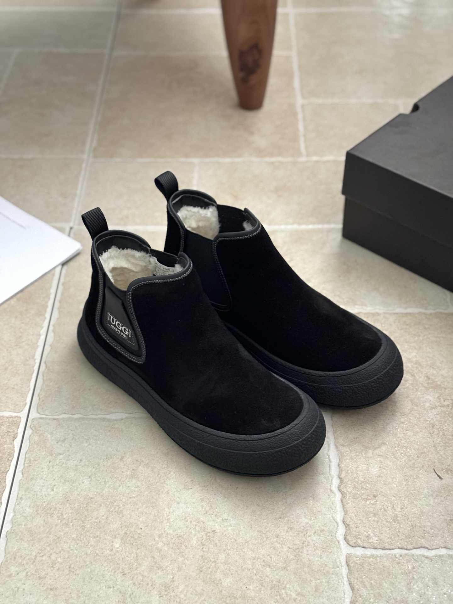 NO:604369,IUGGI is a pair of handsome Martin boots that you want to 'weld' to your feet. The inner sheepskin and fur lining are comfortable and warm. They have better anti-slip performance. They are matte cowhide and are paired with super comfortable elastic velvet. Fine hand-made stitching keeps your feet from freezing in the winter. You must arrange it!  Perfect interpretation of the essence of Chelsea, trendy, fashionable, casual and versatile, model size 39-44, boots, cowhide, sheepskin19860909IUGGI 一双帅的想“焊”在脚上的马丁靴 内里羊皮毛一体 舒适保暖 防滑性能更胜一筹 磨砂牛皮 搭配超舒适弹力绒 手工精细缝线 不冻脚过冬 必须要安排上！ 完美诠释切尔西的精髓 潮流时尚 休闲百搭 型号 码数39-44,,boots,cowhide,sheepskin,Men's shoes