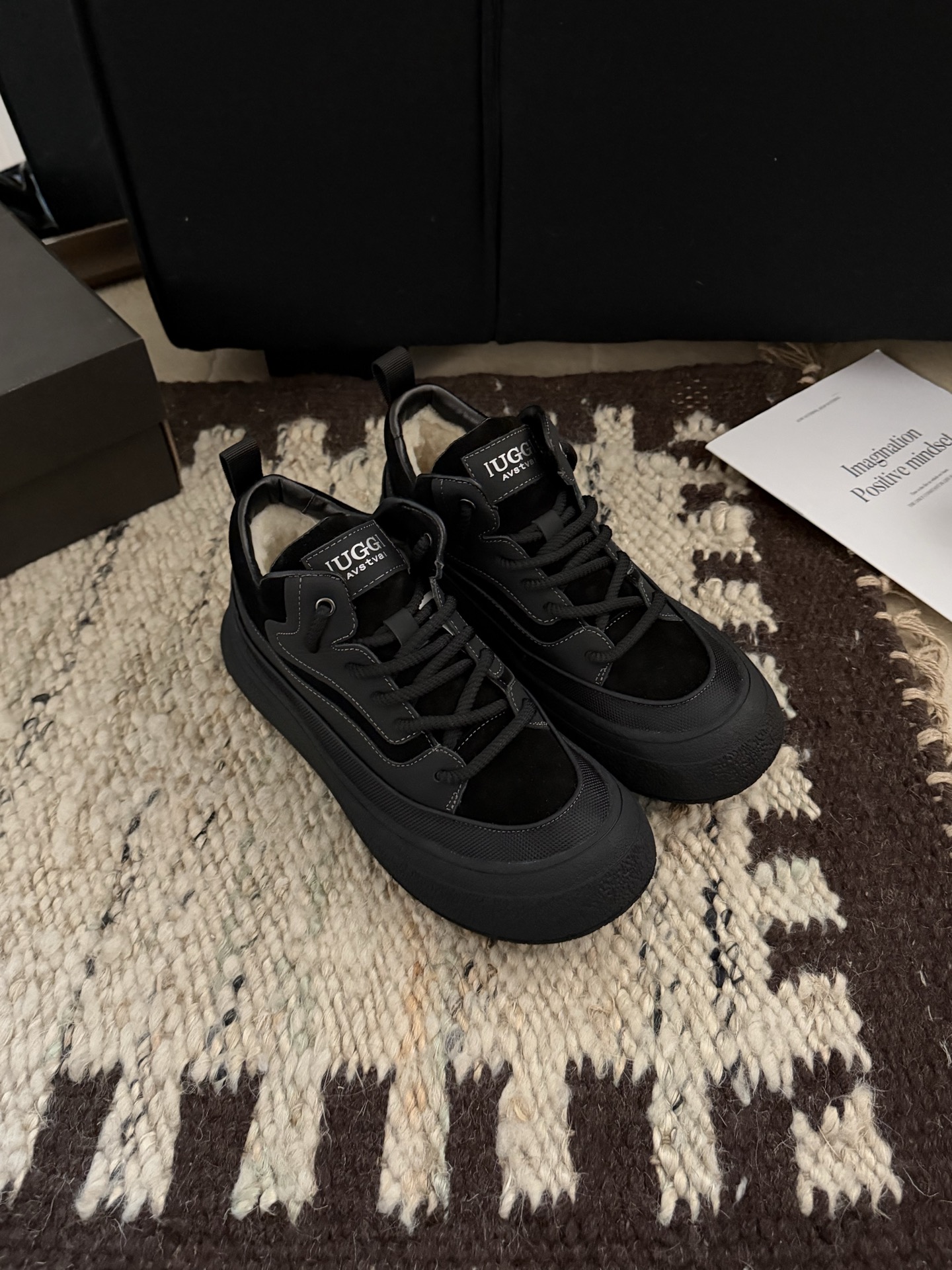 NO:604351,IUGGI new 2028-01 new tire men's shoes, real cowhide on the outside, Australian wool on the inside, light and easy to put on, brand logo full of high-end feel, men's style!  Men's style!  Retro outdoor shoes are rarely seen on the market. They look great on the feet. Mainly because they are so stylish. They are comfortable and versatile. Color: black, gray, maroon. Size: 39-44,,cowhide19860909IUGGI 新款 2028-01 新款轮胎 男鞋 外表真牛皮 内里澳洲羊毛一体 轻便易上脚 品牌logo高级感拉满 男款！男款！市面很少见到 复古户外鞋子 上脚巨好看呀 主要是太有范儿 舒适百搭 颜色黑色 灰色 栗色 码数39-44,,cowhide,Men's shoes