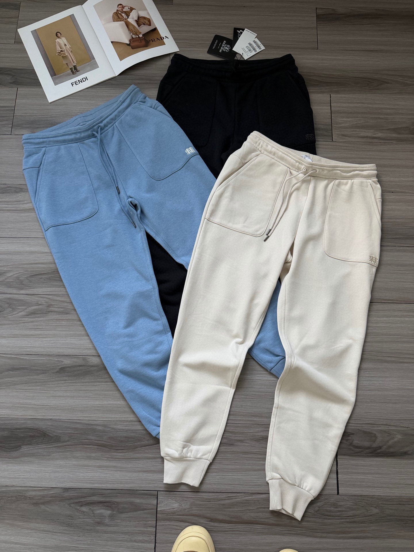 💰235
KAILAS 凯乐石 字母logo刺绣 女款户外运动休闲束脚卫裤.
颜色:米色 蓝色 黑色.
工艺:刺绣 立体剪裁.
材质:针织混纺面料.
辅料:三标齐
尺码:M-XL.
品质:高品质.
版型:直筒
尺码表:
(体重为推荐 具体以尺码表为准)
M: 腰围72 臀围98 裤长91
L: 腰围76 臀围102 裤长93
xl: 腰围80 臀围106 裤长95