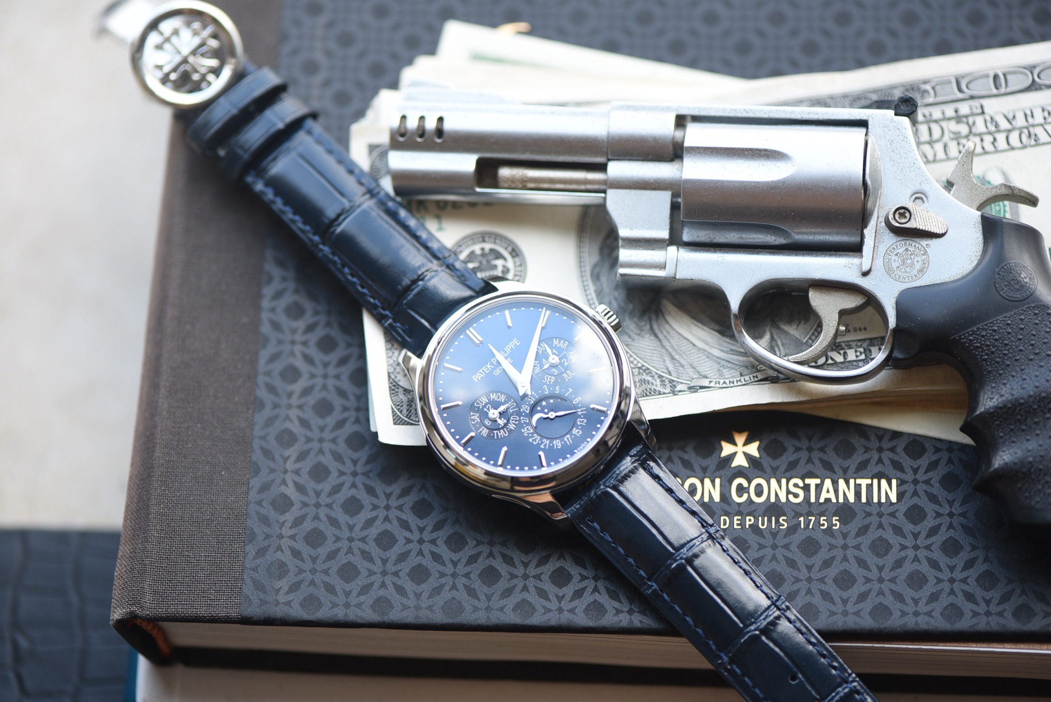 NO:384159,3K is coming, a craftsmanship, creating a classic again. Patek Philippe Super Complex Timepiece 5327/Series watch, the case diameter is 40mm, the dial is laid out in a generous and decent manner, although there are many functions, it does not make people feel complicated. Sunshine pattern with gold three-dimensional Breguet digital scale and willow hand tiles make people feel more elegant. 5327-Equipped with Cal. Q automatic winding movement, all functions are true, not false functions, and all have shortcut buttons to adjust. 1: The 3 o'clock position on the dial is month and perpetual calendar display, (the month shortcut button is located on the right side of the 12 o'clock case, and the perpetual calendar shortcut button is located on the 6 o'clock case) 2: The 6 o'clock position on the dial is date and true moon phase display, (the date moon phase shortcut button is located on the 9 o'clock case)  3: The dial is 9 o'clock for week and 24 hours display (the week shortcut button is located on the left side of the 12 o'clock case). The overall layout of the dial is wide and not compact, gentle and elegant, paired with an Italian cowhide strap and a hollow lantern buckle with a retro and elegant feeling. This 5327 is a formal watch, and you can choose from various dials. It is good to match with black, white and gray formal clothes, and you can be casual in daily life. A classic work of art, a perfect collection. 3K production must be a boutique, breguet, patek philippe, cowhide198609093K全新来袭,匠心之作,再创经典 百达翡丽超级复杂功能时计5327/系列腕表, 表壳直径40mm,表盘布局大方得体,功能虽多却不让人觉得繁杂,日辉纹搭配金质立体宝玑数字刻度和柳叶指针条丁更让人觉得眼前一亮高雅. 5327-搭载Cal. Q自动上链机芯,所有功能为真功能,并非虚假功能,均有快捷按钮可调节. 1:表盘3点位置为月份和万年历显示,（月份快捷按钮位于12点位表壳右侧,万年历快捷按钮位于6点位表壳处） 2:表盘6点位置为日期和真月相显示,（日期月相快捷按钮位于9点位表壳处） 3:表盘9点位置为星期和24小时显示（星期快捷按钮位于12点位表壳左侧） 盘面整体布局,宽阔不紧凑,温文典雅,搭配意大利牛皮表带,PP标志镂空灯笼表扣,复古儒雅的感觉拉满. 这款5327、属于正装表,各色表盘任君选择,搭配黑白灰正装都不错,日常搭配休闲均可. 一件经典的艺术品,一件完美的收藏品 3K出品必属精品,,breguet,patek philippe,cowhide,Watch