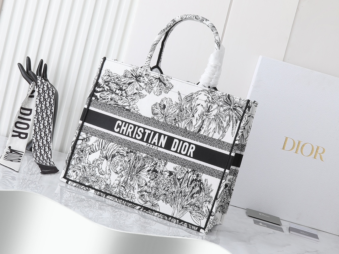 独家实物拍摄 大
原单 Dior Book Tote 托特
老虎大42cm
这款 book tote手袋