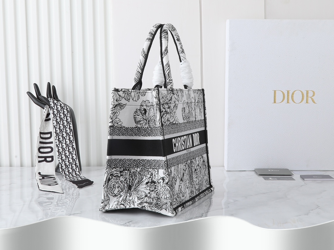 独家实物拍摄  中
原单 Dior Book Tote 托特
老虎中36cm
这款 book tote手