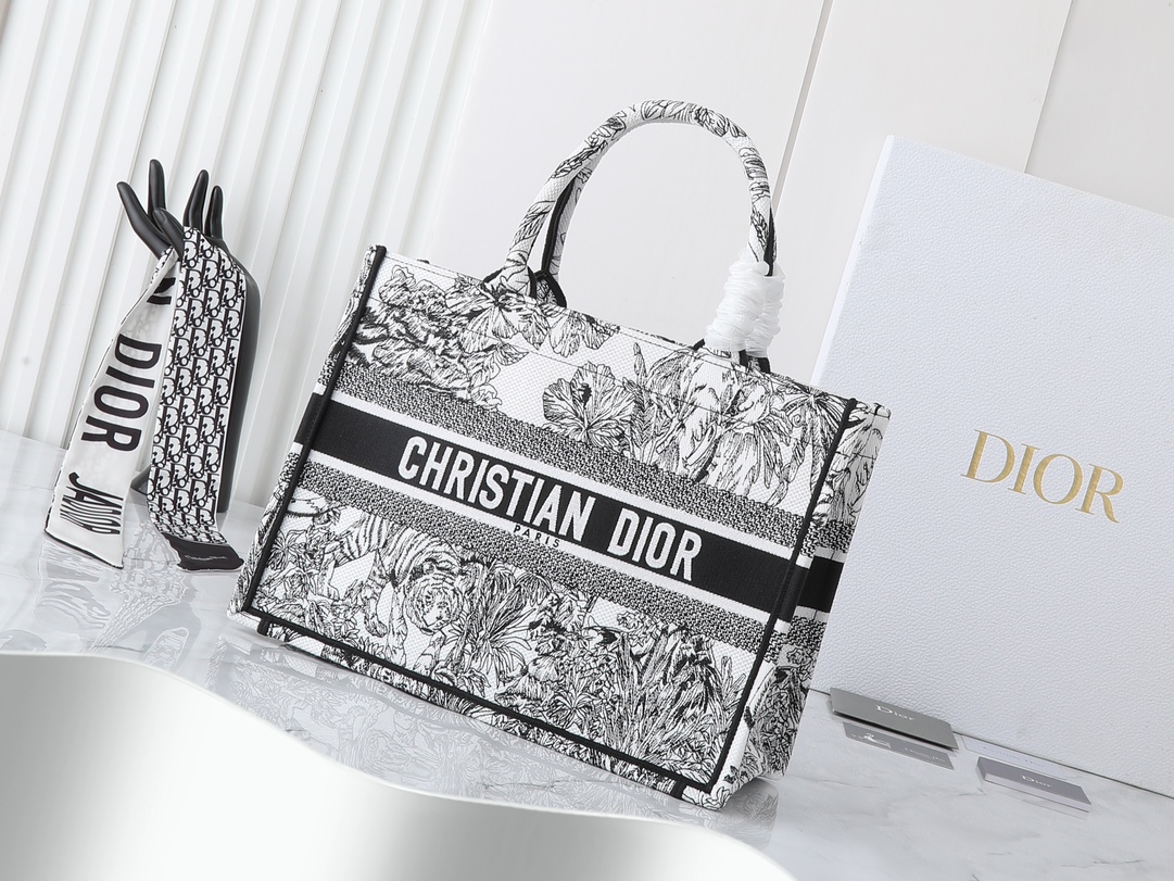 独家实物拍摄  中
原单 Dior Book Tote 托特
老虎中36cm
这款 book tote手