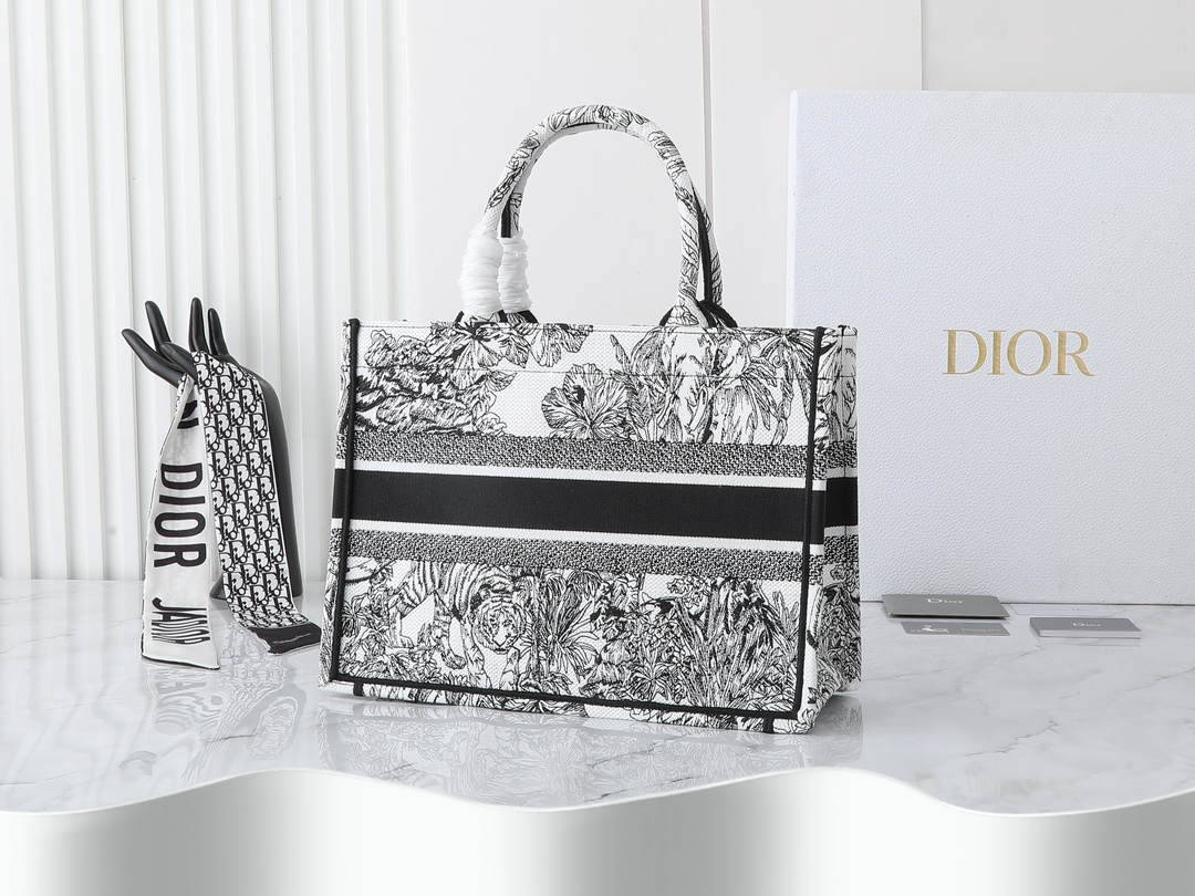 独家实物拍摄  中
原单 Dior Book Tote 托特
老虎中36cm
这款 book tote手