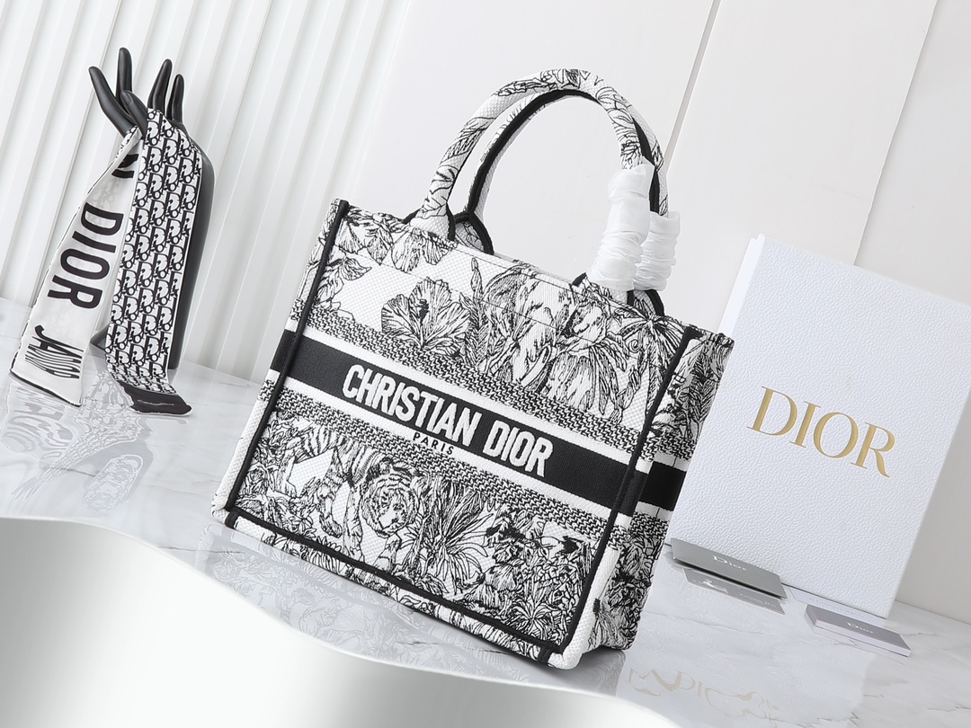 独家实物拍摄 小
原单 Dior Book Tote 托特
老虎小26cm
这款 book tote手袋